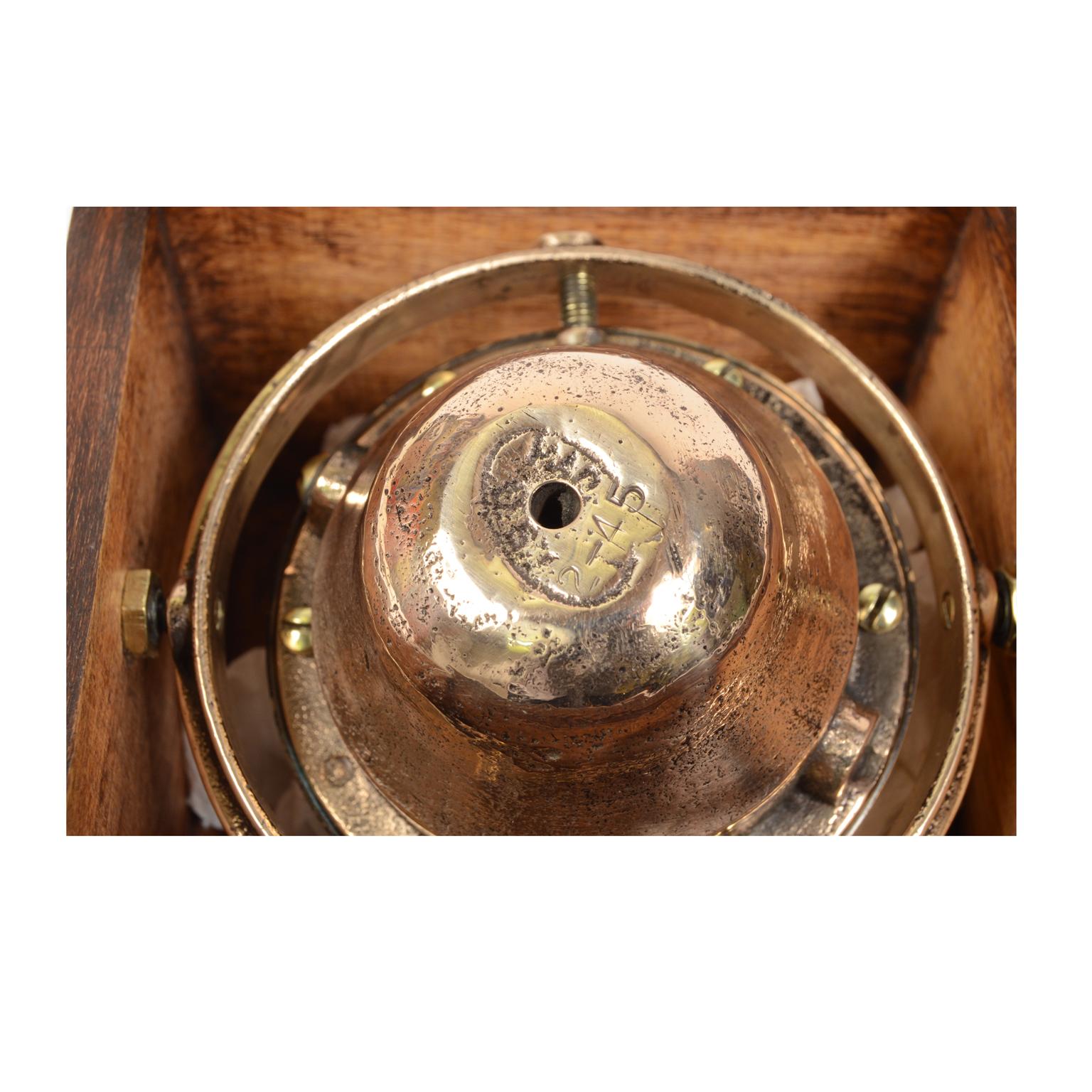 Early 1900s Small Nautical Compass Original Wooden Box Antique Navigation Tool In Good Condition In Milan, IT