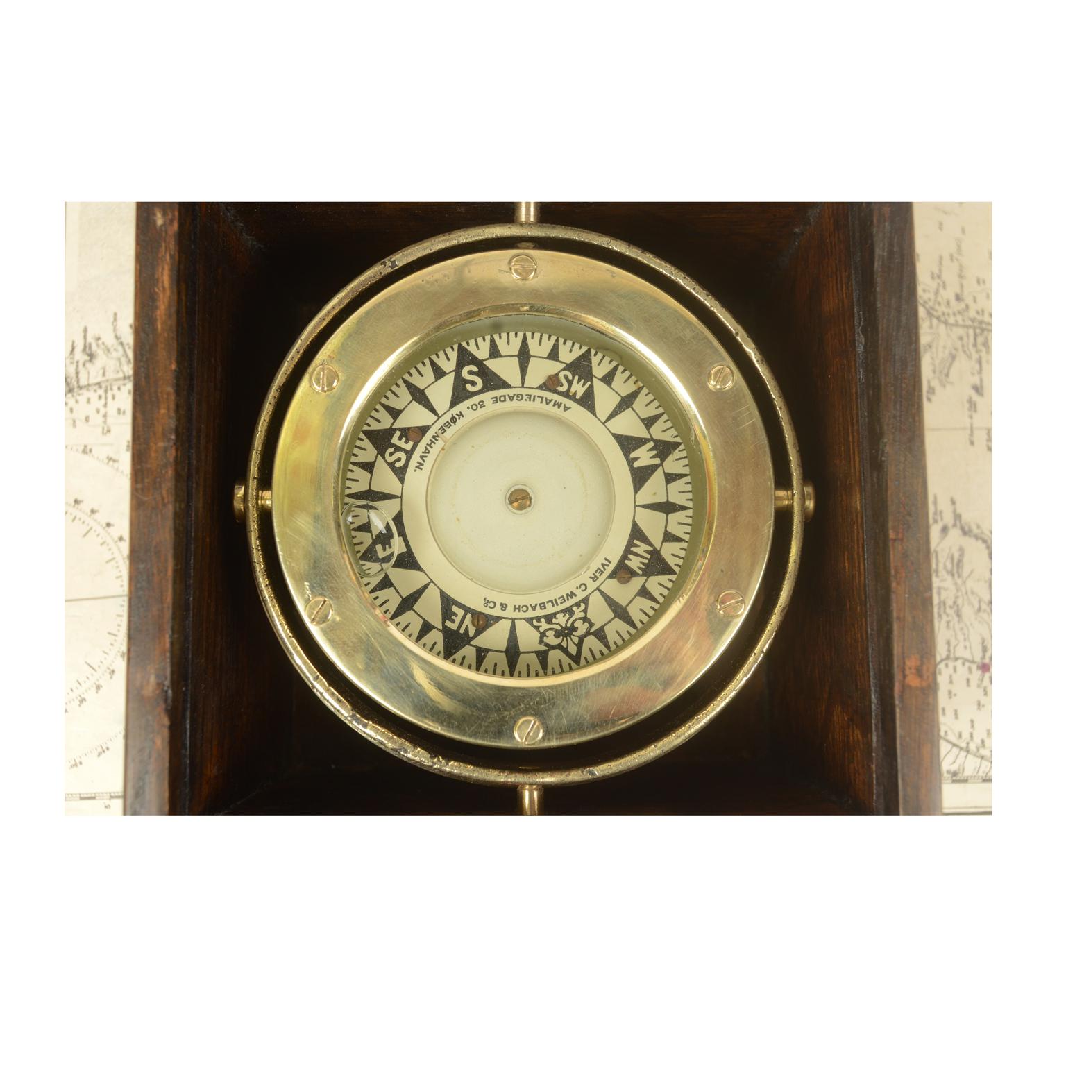 Nautical Compass in Its Original Oak Box Signed Iver C. Weilbach & C. Copenhagen In Good Condition In Milan, IT