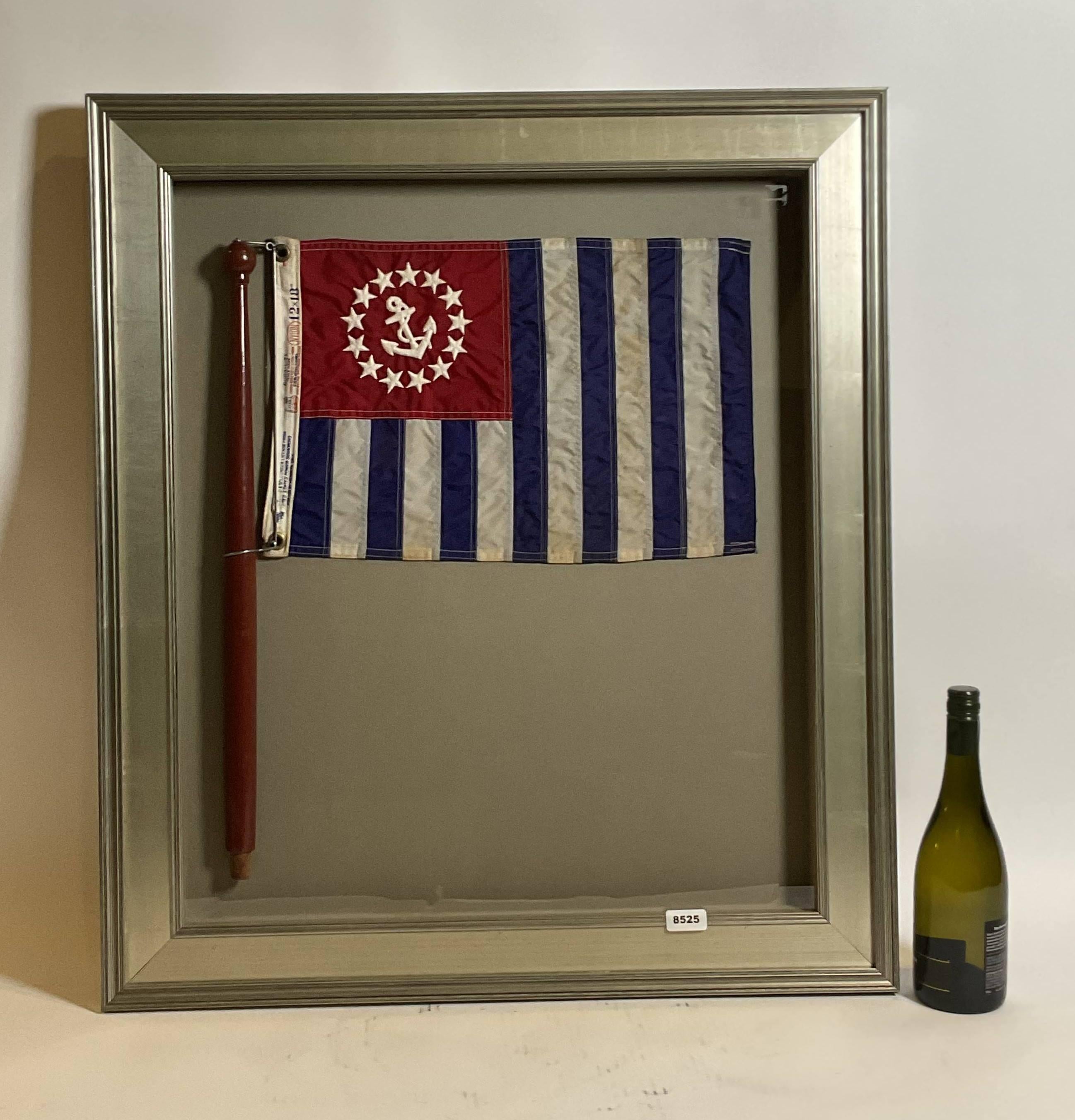 Drapeau de l'U.S. Power Squadron sur un mât en bois monté sur un cadre en forme de boîte d'ombre personnalisée. Le power squadron est un club nautique américain qui promeut la sécurité sur l'eau. Encadrement de haute qualité. 34 