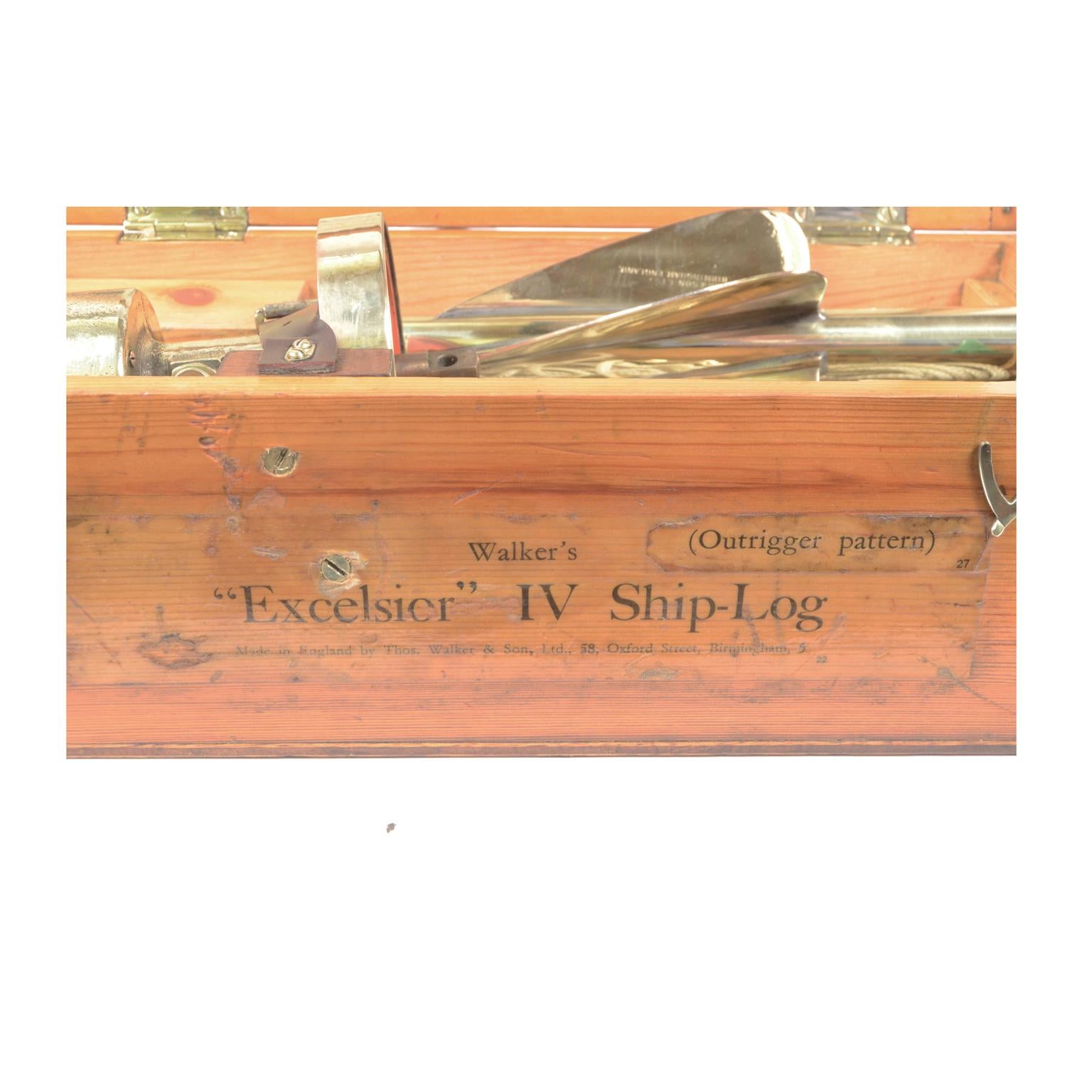 Bitácora náutica en su caja de madera para medir la velocidad de los barcos Caminante de principios del siglo XX Latón en venta