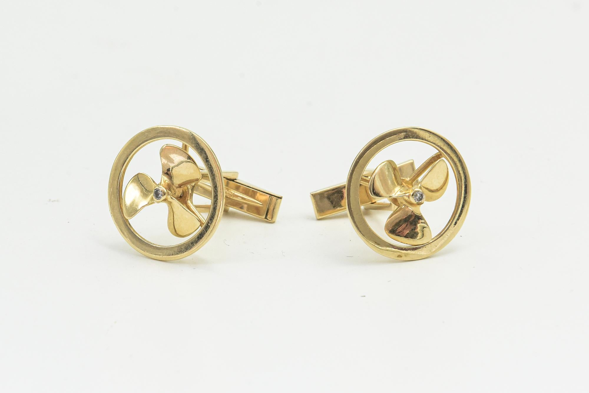 Nautical or Aviator Diamond Gold Propeller Cufflinks and Tie Pin In Good Condition For Sale In Miami Beach, FL