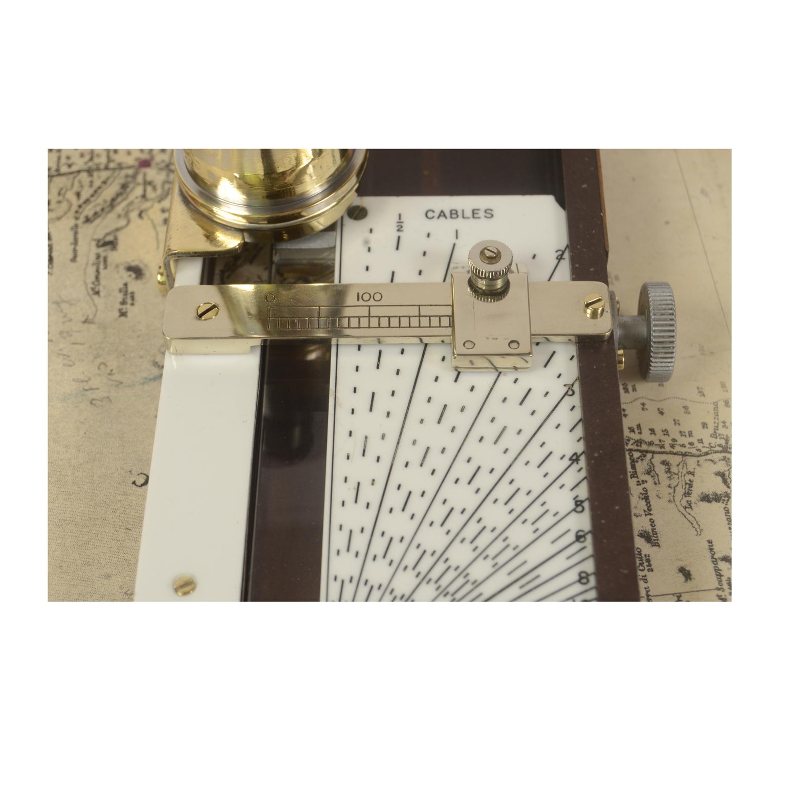 Outil de navigation maritime ancien signé Kelvin Hughes, années 1960 en vente 2