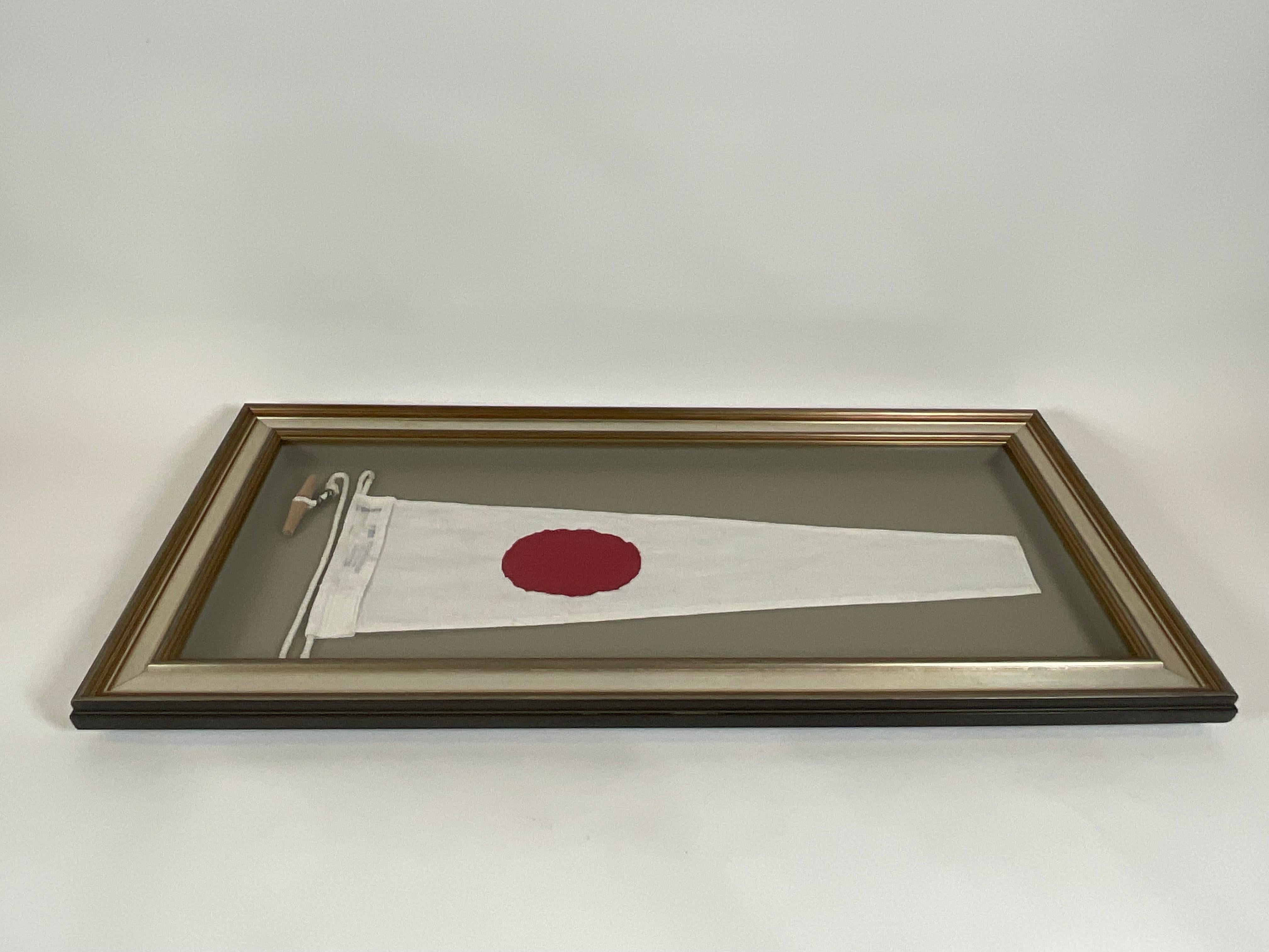 Drapeau de signalisation nautique dans un cadre de type Shadowbox Bon état - En vente à Norwell, MA