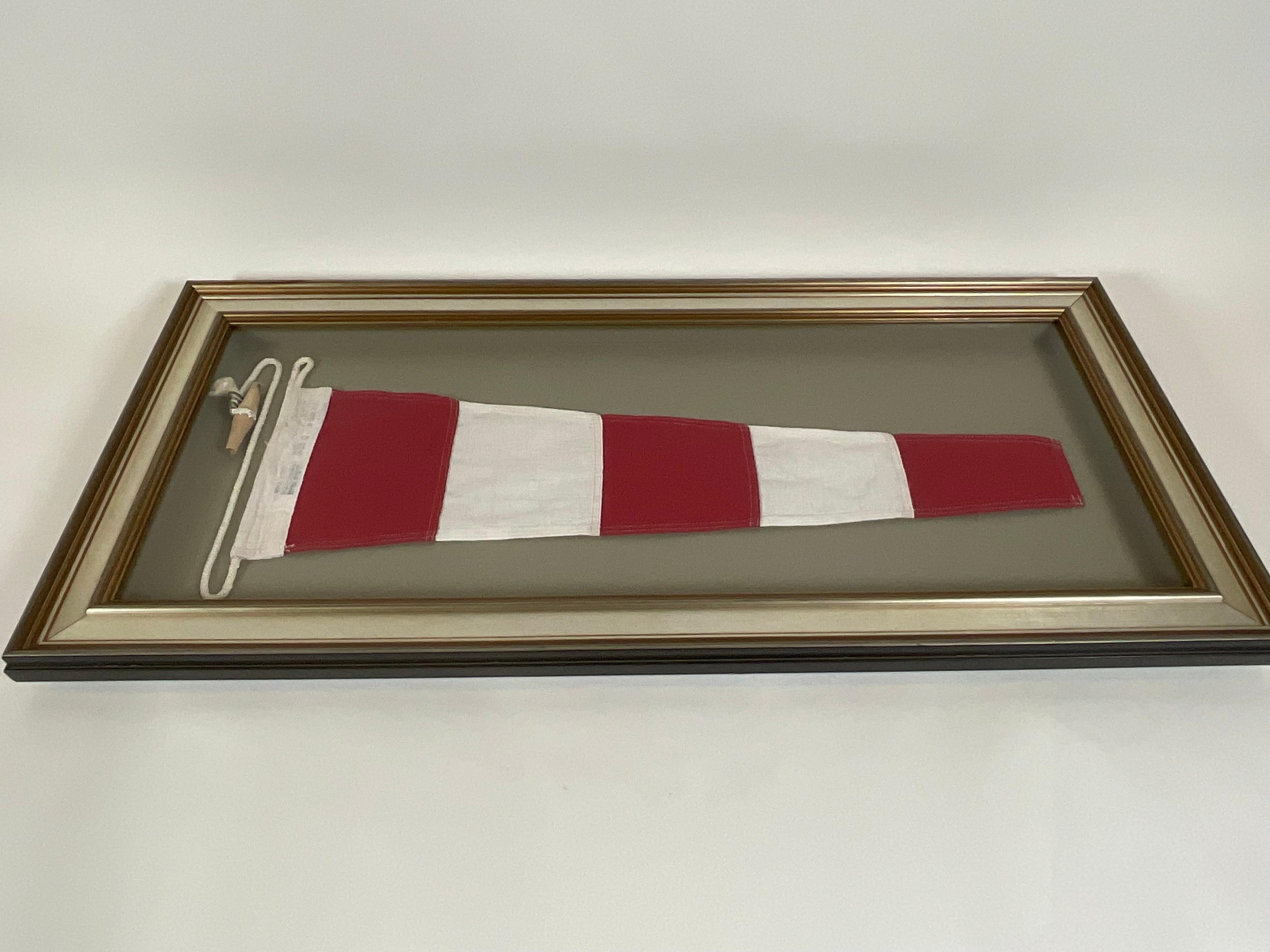 Nautische Signal Flagge in Shadowbox Rahmen (Mitte des 20. Jahrhunderts) im Angebot