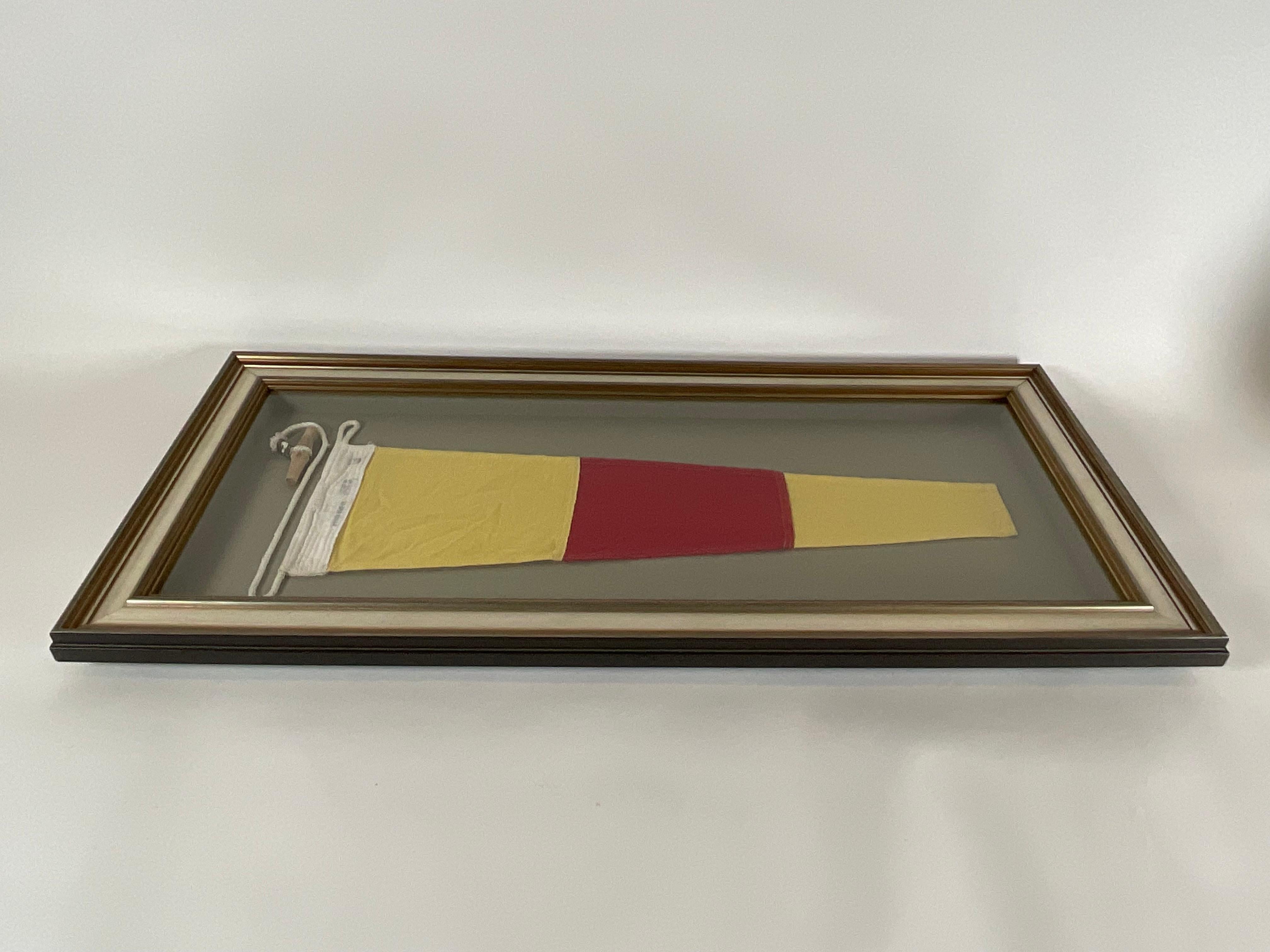 Drapeau de signalisation nautique dans un cadre de type Shadowbox Bon état - En vente à Norwell, MA