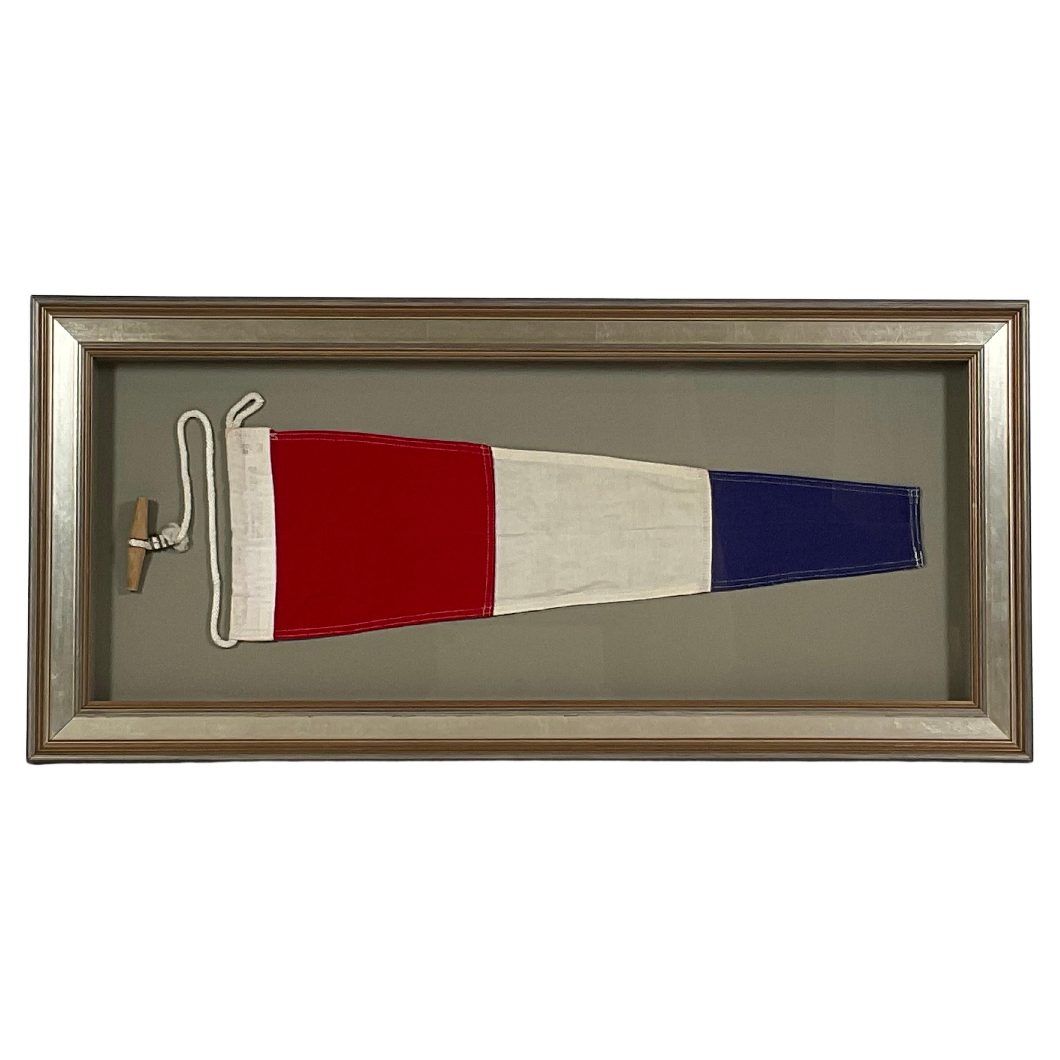 Drapeau de signalisation nautique dans un cadre de type Shadowbox