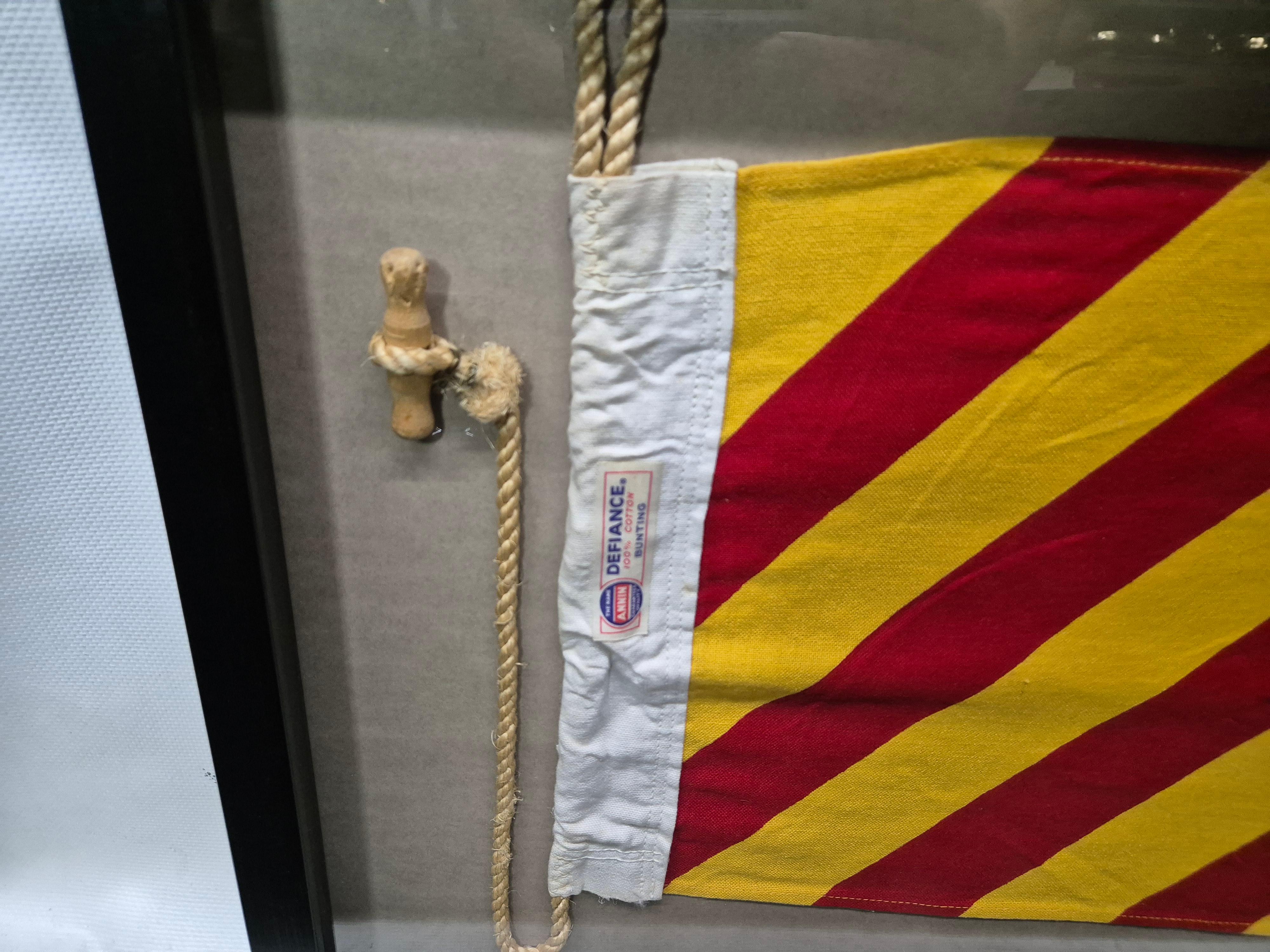 Milieu du XXe siècle Drapeau de signalisation nautique de la lettre 