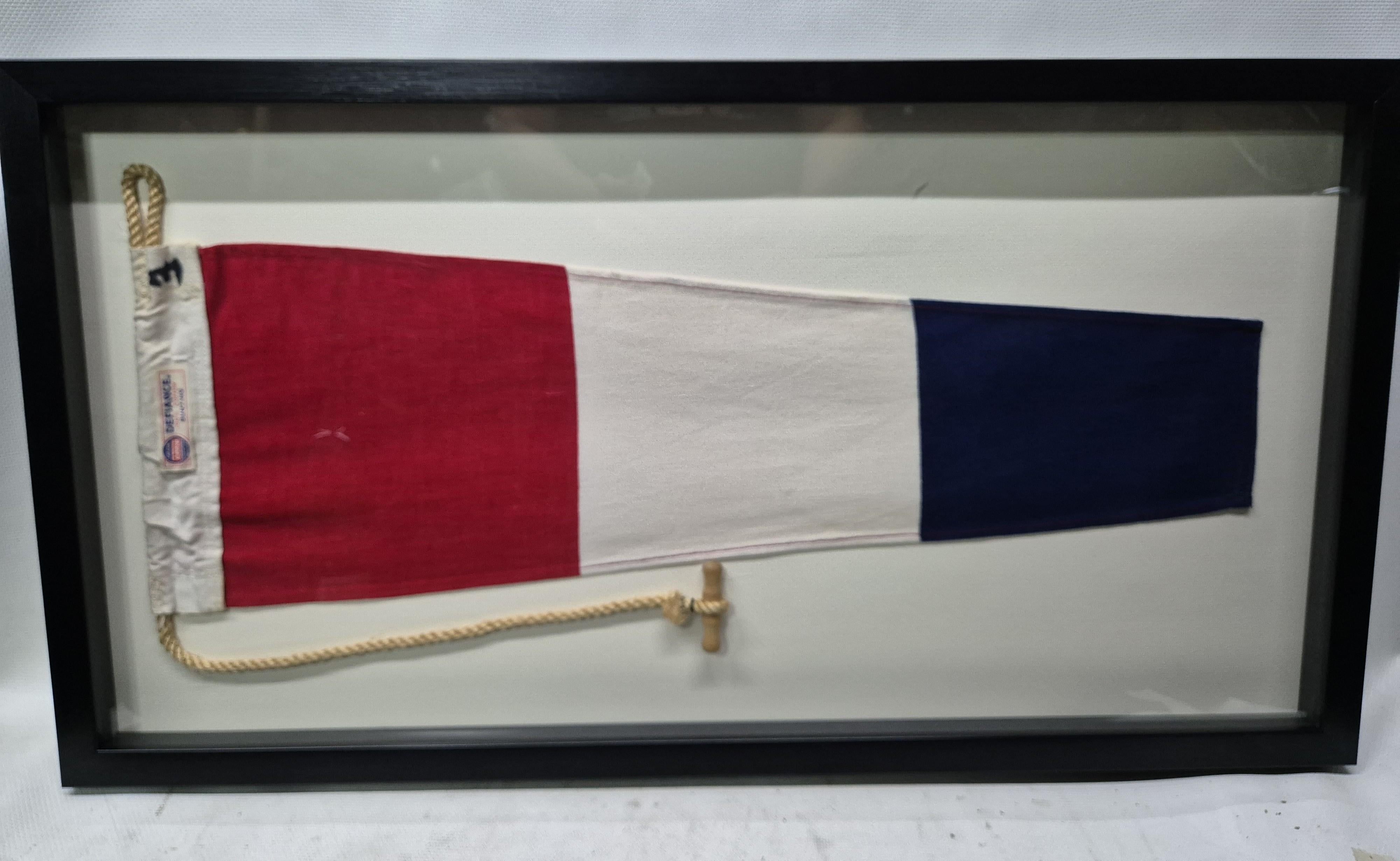 Véritable drapeau international de signalisation maritime dans un cadre personnalisé de type 