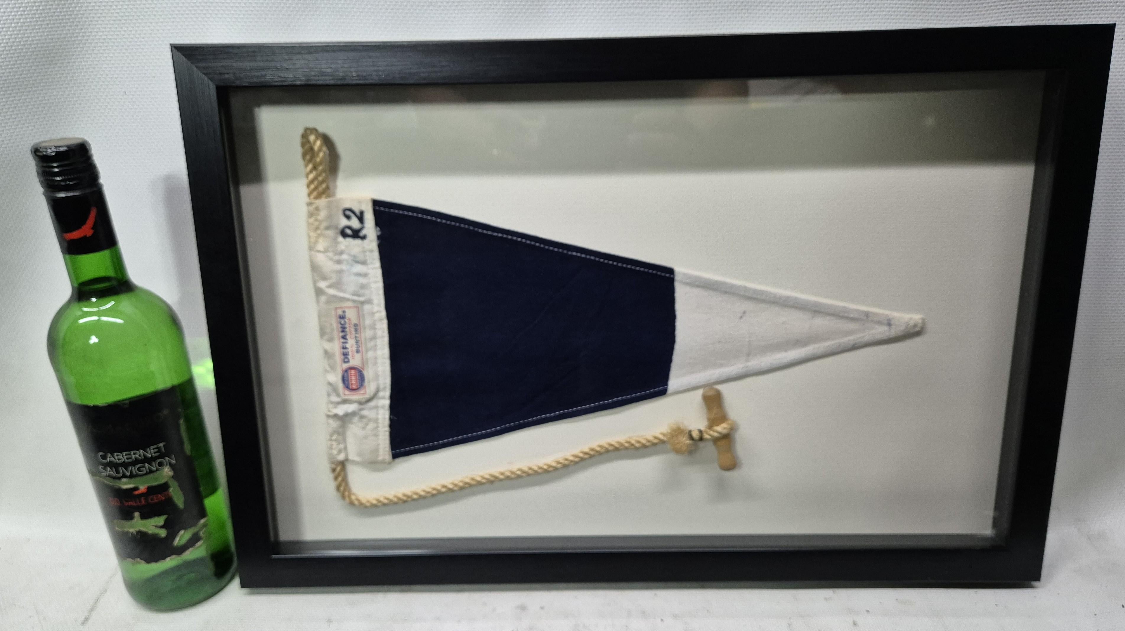 Fanion de signalisation nautique dans un cadre Shadowbox Bon état - En vente à Norwell, MA