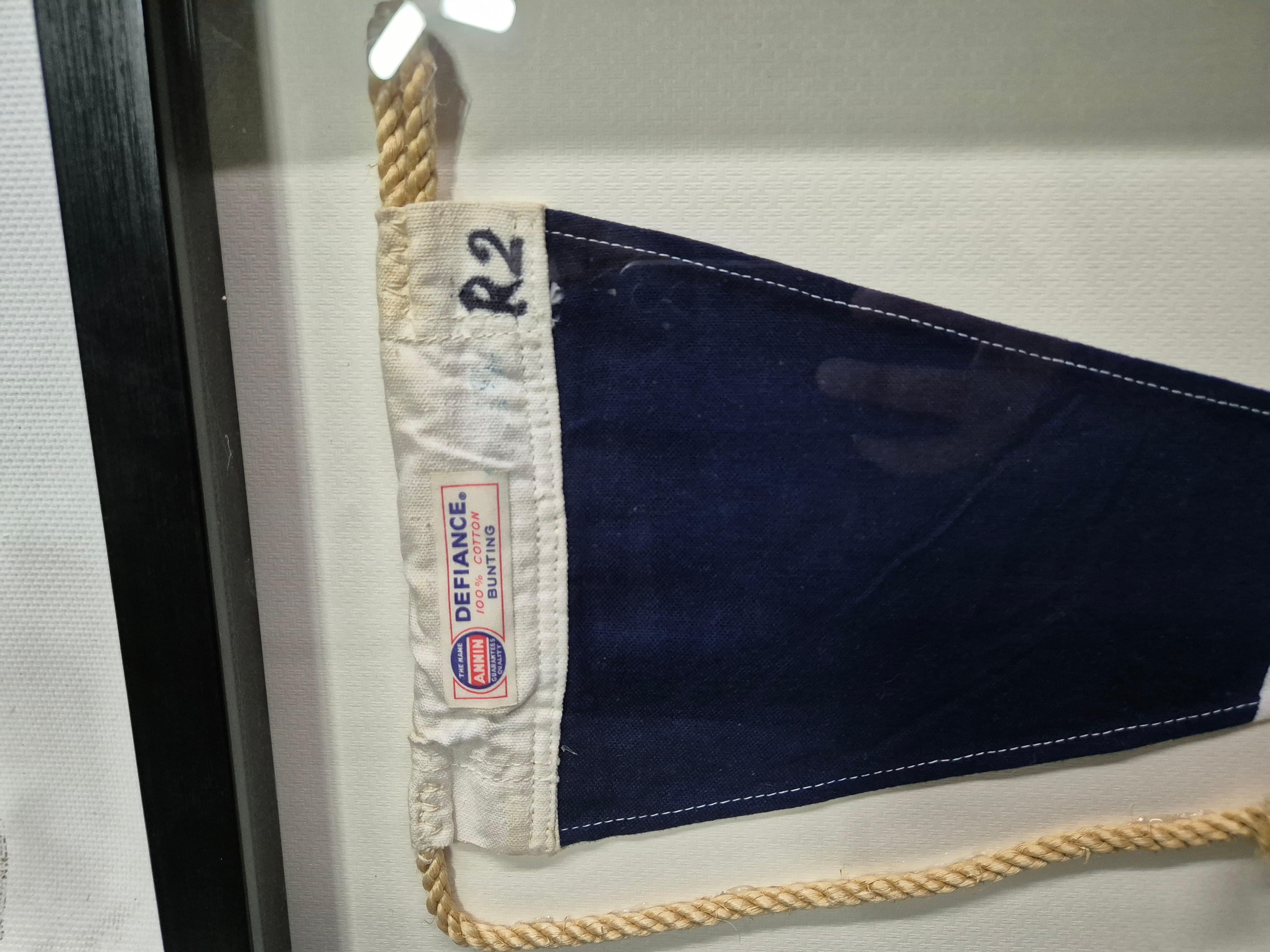 Milieu du XXe siècle Fanion de signalisation nautique dans un cadre Shadowbox en vente