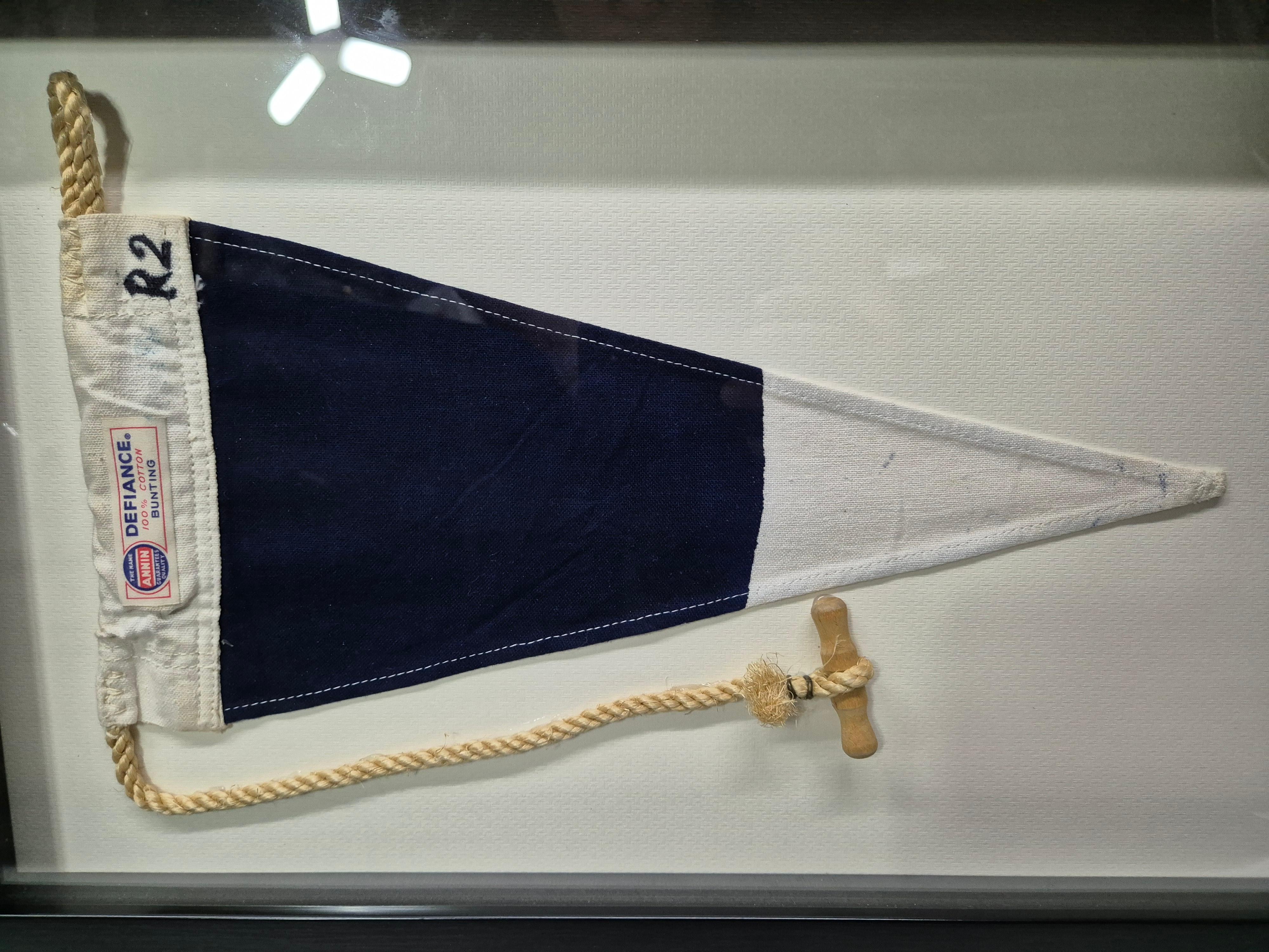 Fanion de signalisation nautique dans un cadre Shadowbox en vente 1