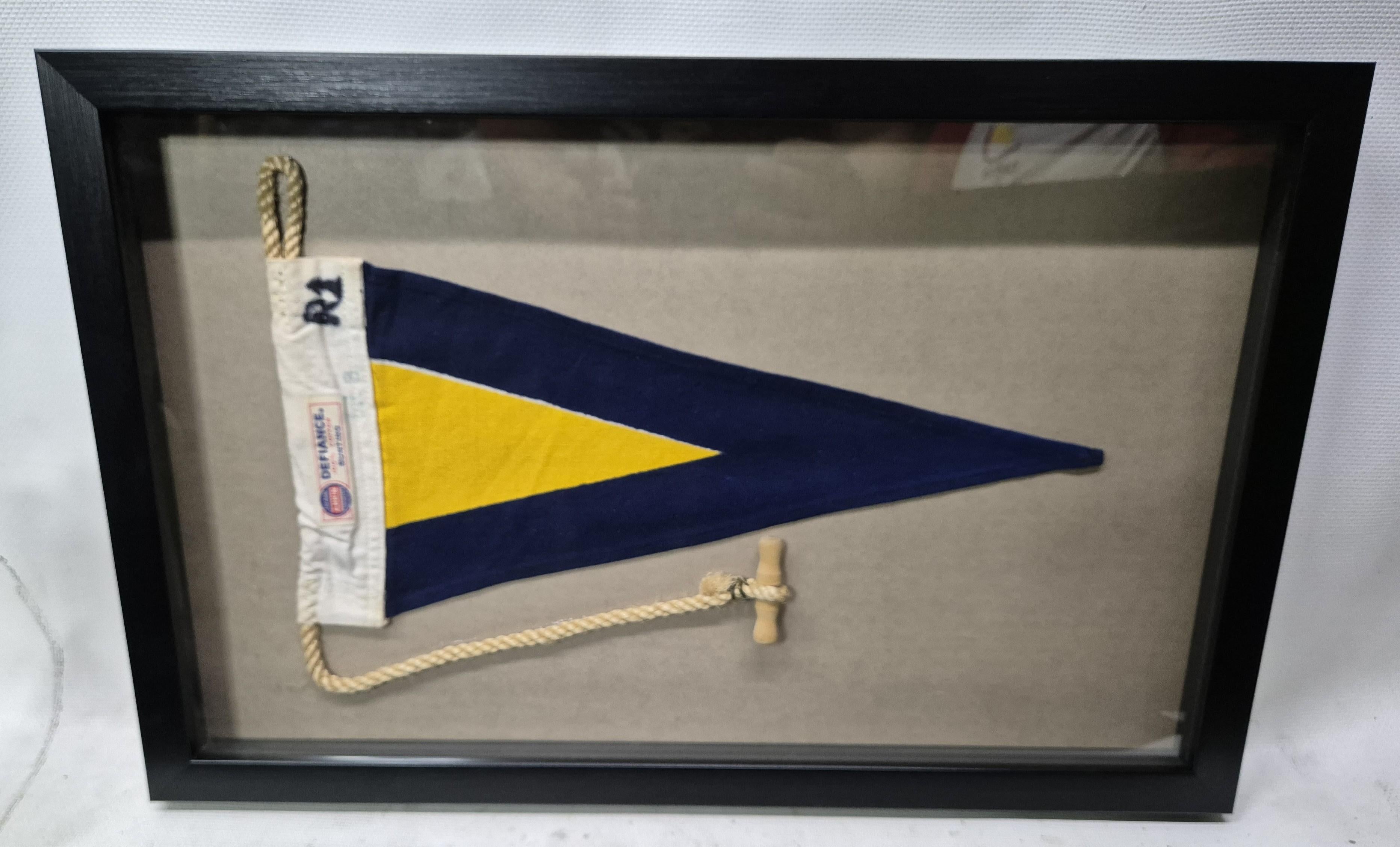 Banderín Señal Náutica en Marco Shadowbox