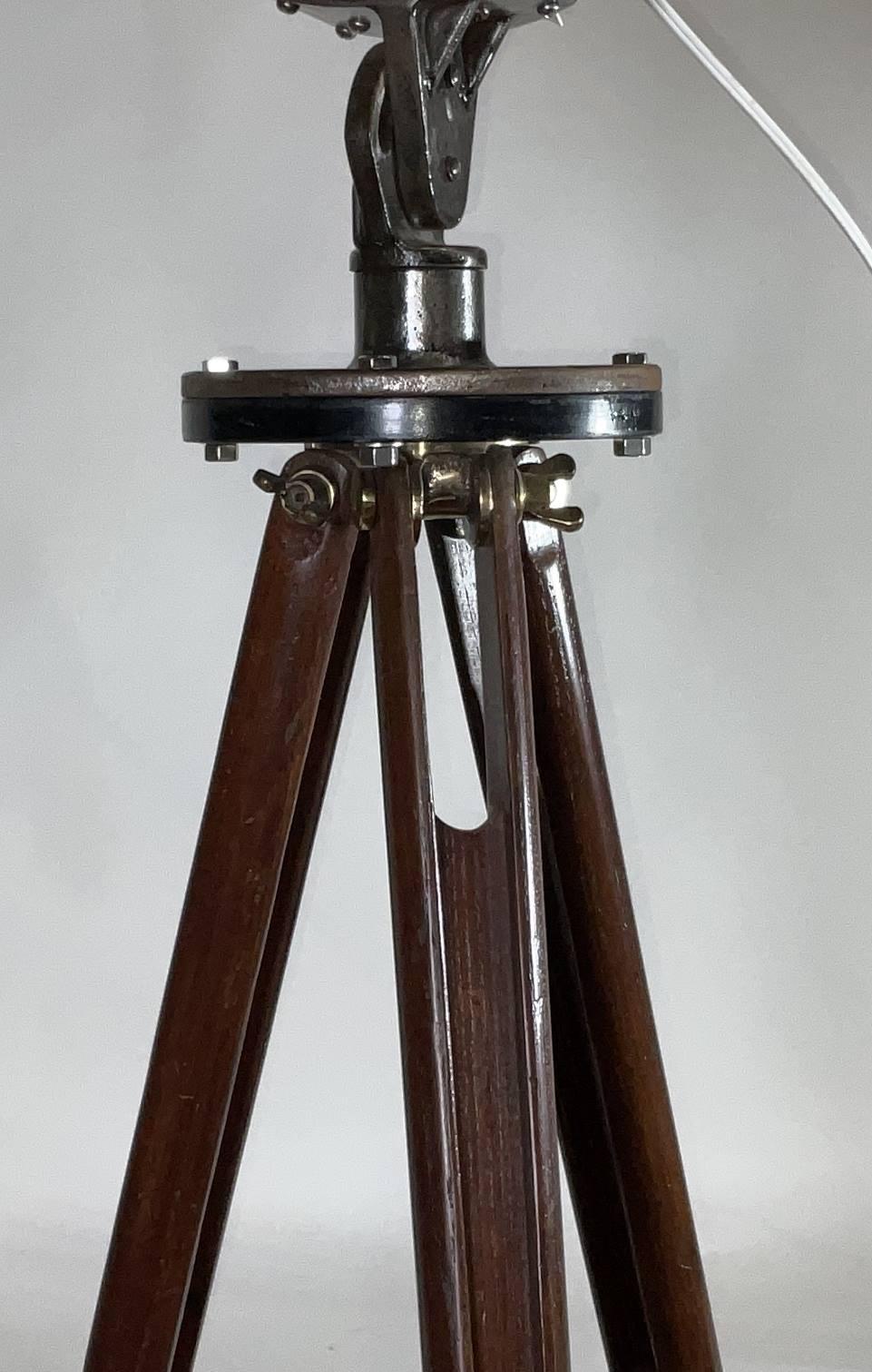 Lampe nautique sur trépied Bon état - En vente à Norwell, MA