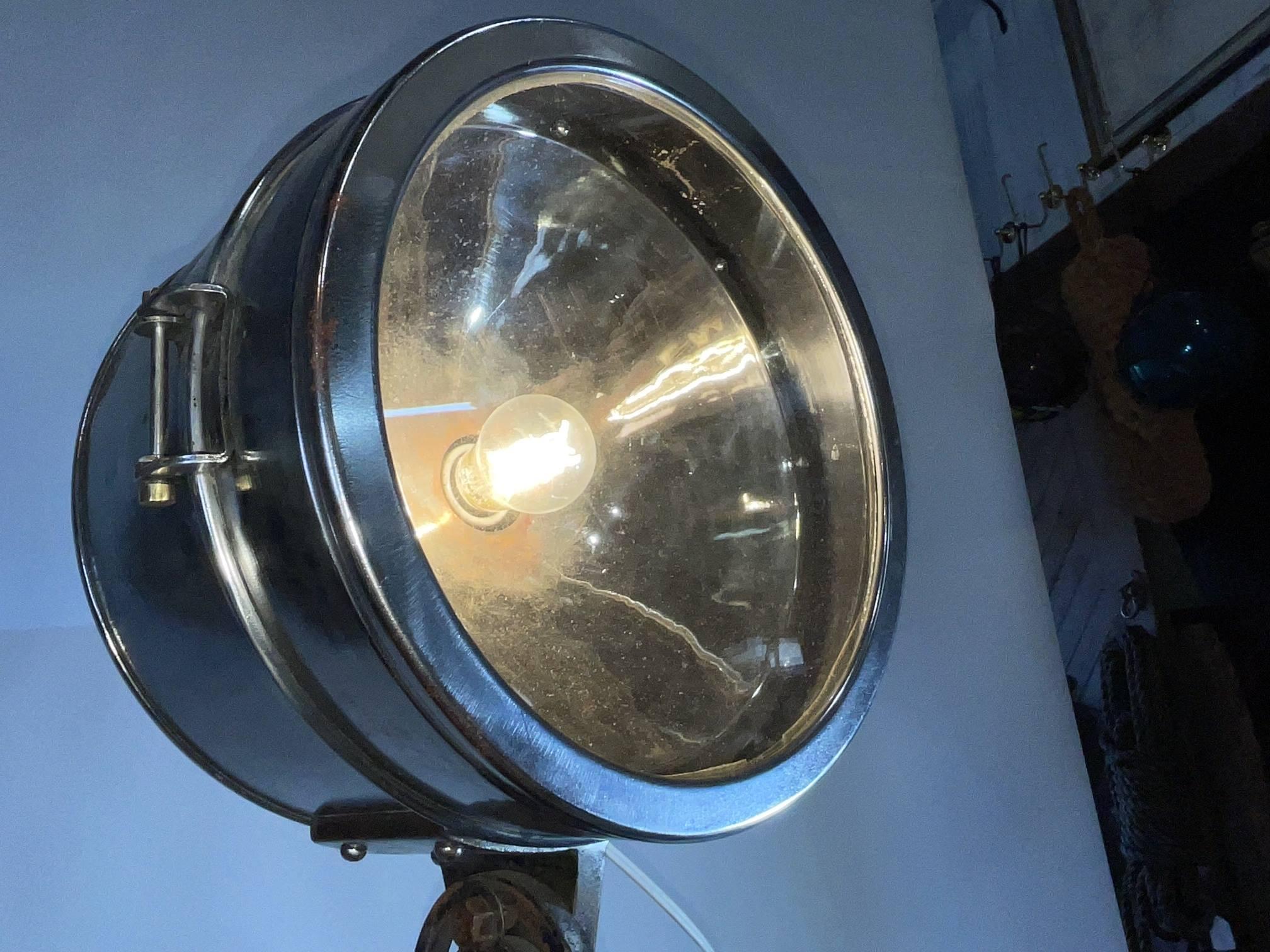 Lampe nautique sur trépied en vente 1