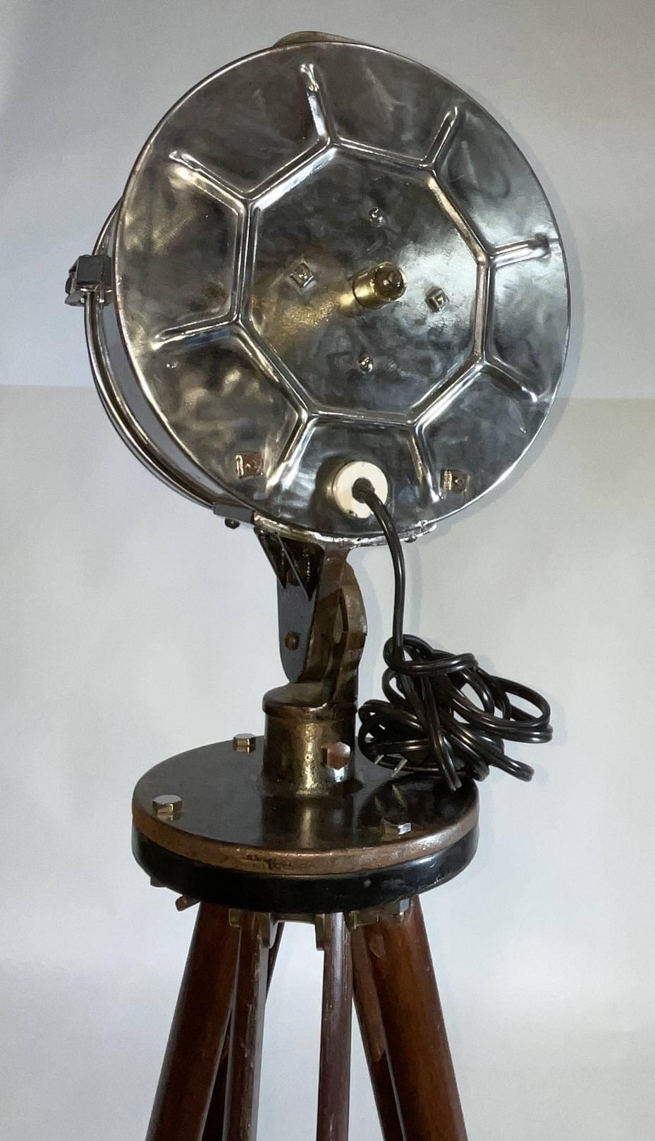 Lampe nautique sur trépied en vente 2