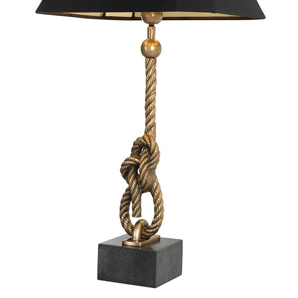 Table lamp nautical with structure in
vintage brass finish. On granite base.
With one bulb, lamp holder type E27, max
40 watt. Bulb not included. With black
shade included.