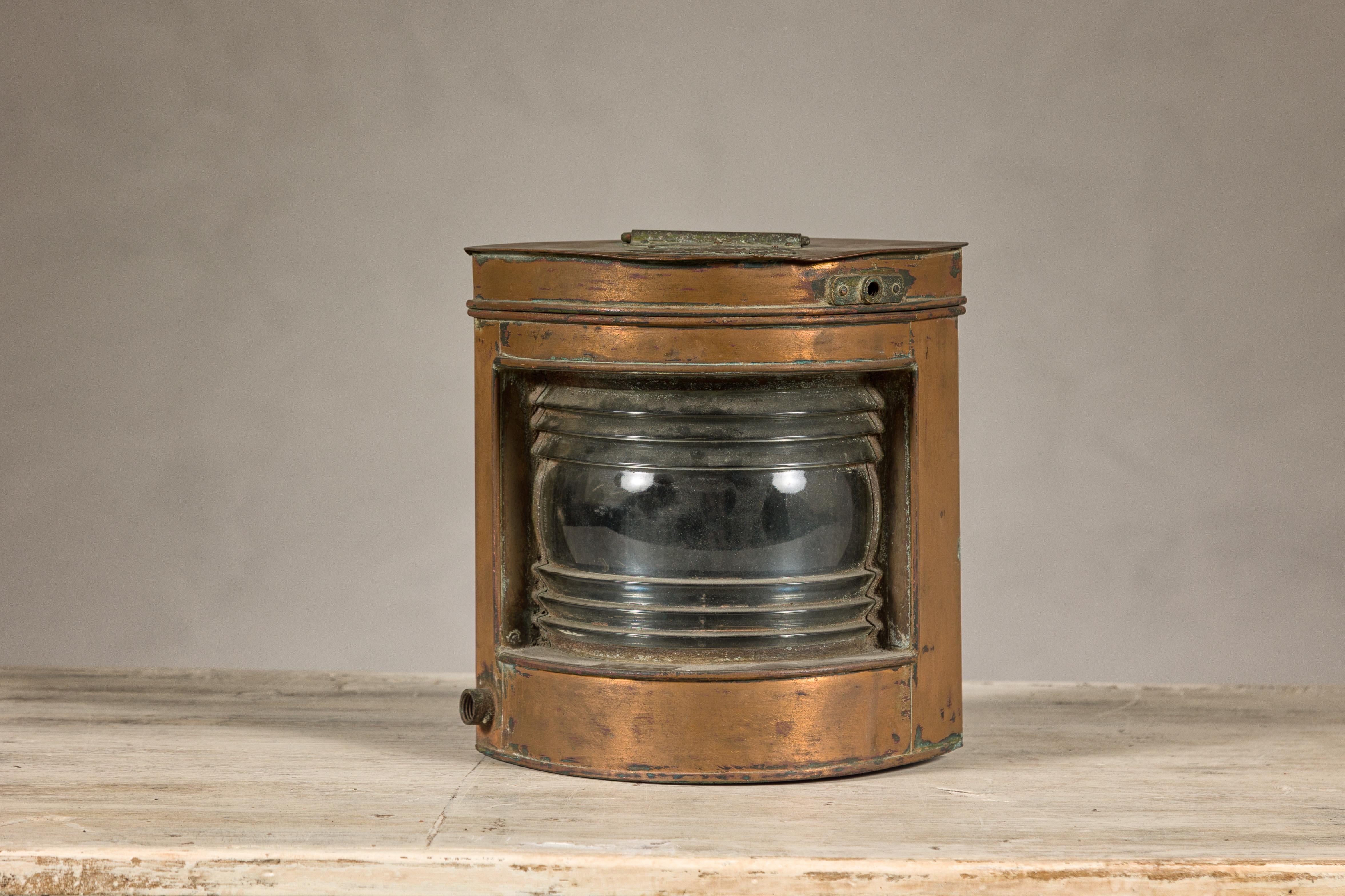 Lanterne de navigation nautique Tung Woo à tribord en cuivre du début du 20e siècle avec étiquette et verre. Cette lanterne nautique en cuivre Tung Woo pour la navigation à tribord des navires, datant du début du XXe siècle, séduit par sa riche