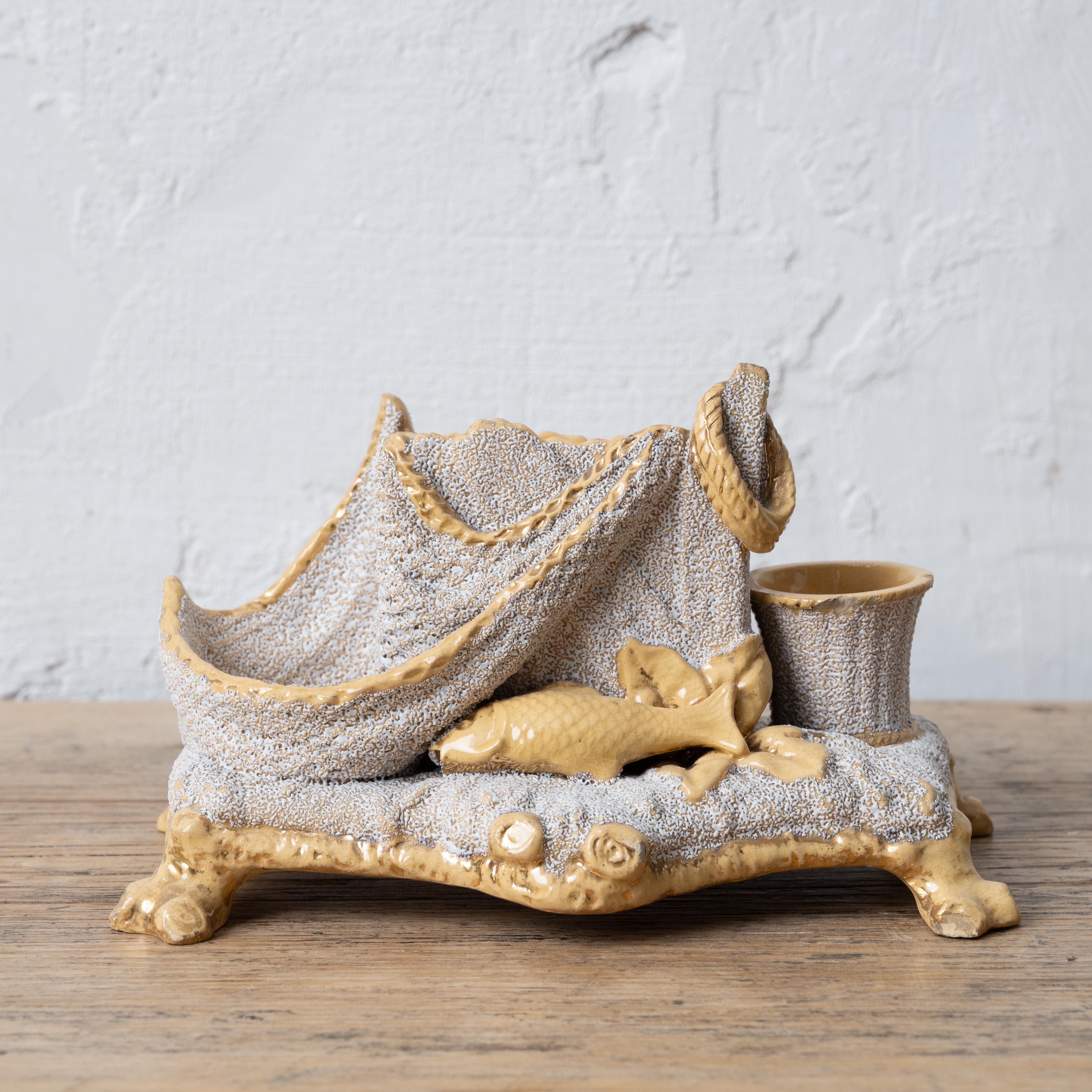 Un fumador náutico de loza amarilla, Alemania, finales del siglo XIX.



7 ¾ pulgadas de ancho por 4 ½ pulgadas de ancho por 4 ½ pulgadas de alto




