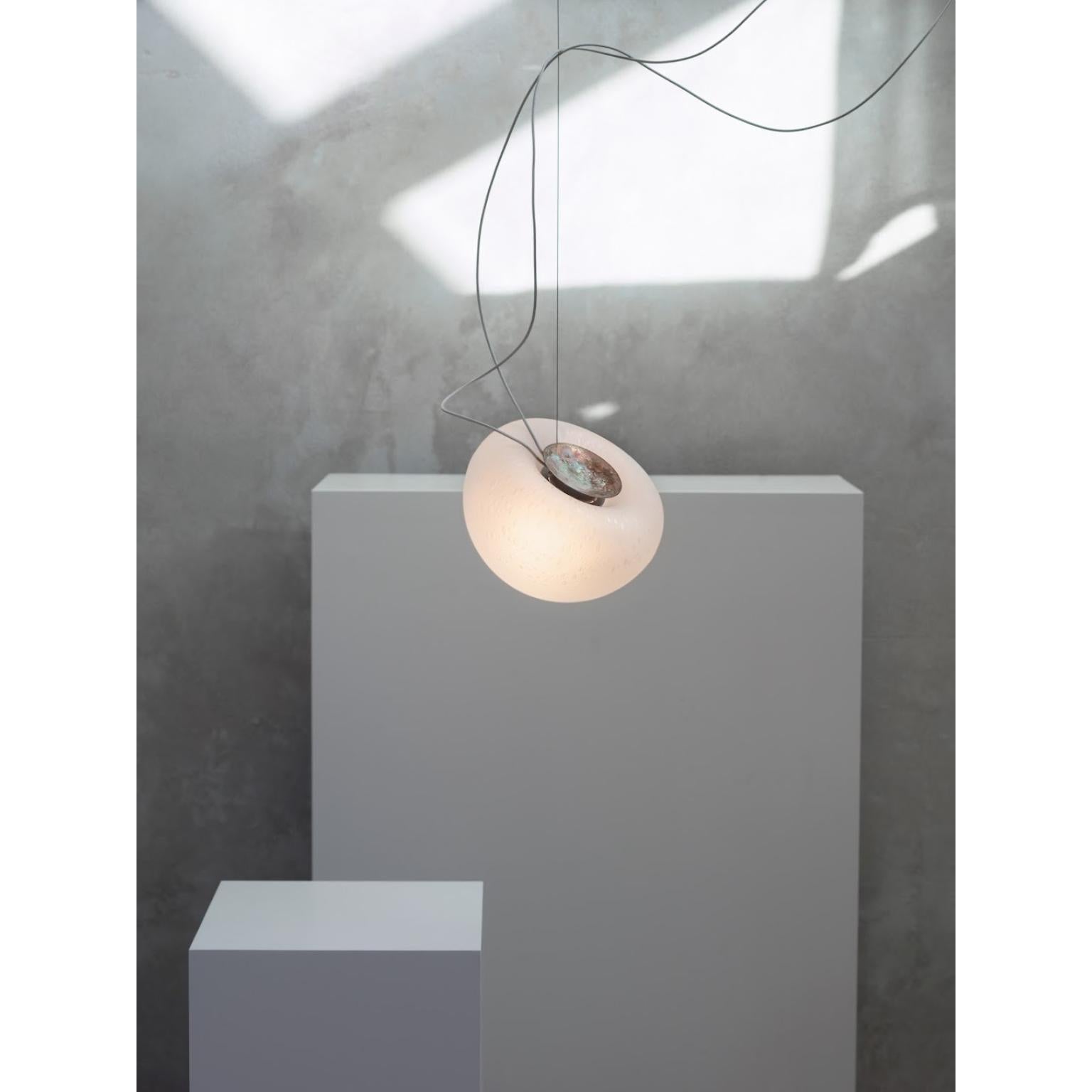 Lampada a sospensione Nautico di Nordic Tales
Dimensioni: Ø 22 x H. 15 cm.
Materiali: Vetro e ottone.

Il cavo e il filo tessile sono lunghi 5 metri. Tutte le nostre lampade possono essere cablate a seconda del Paese. Se viene venduto negli Stati