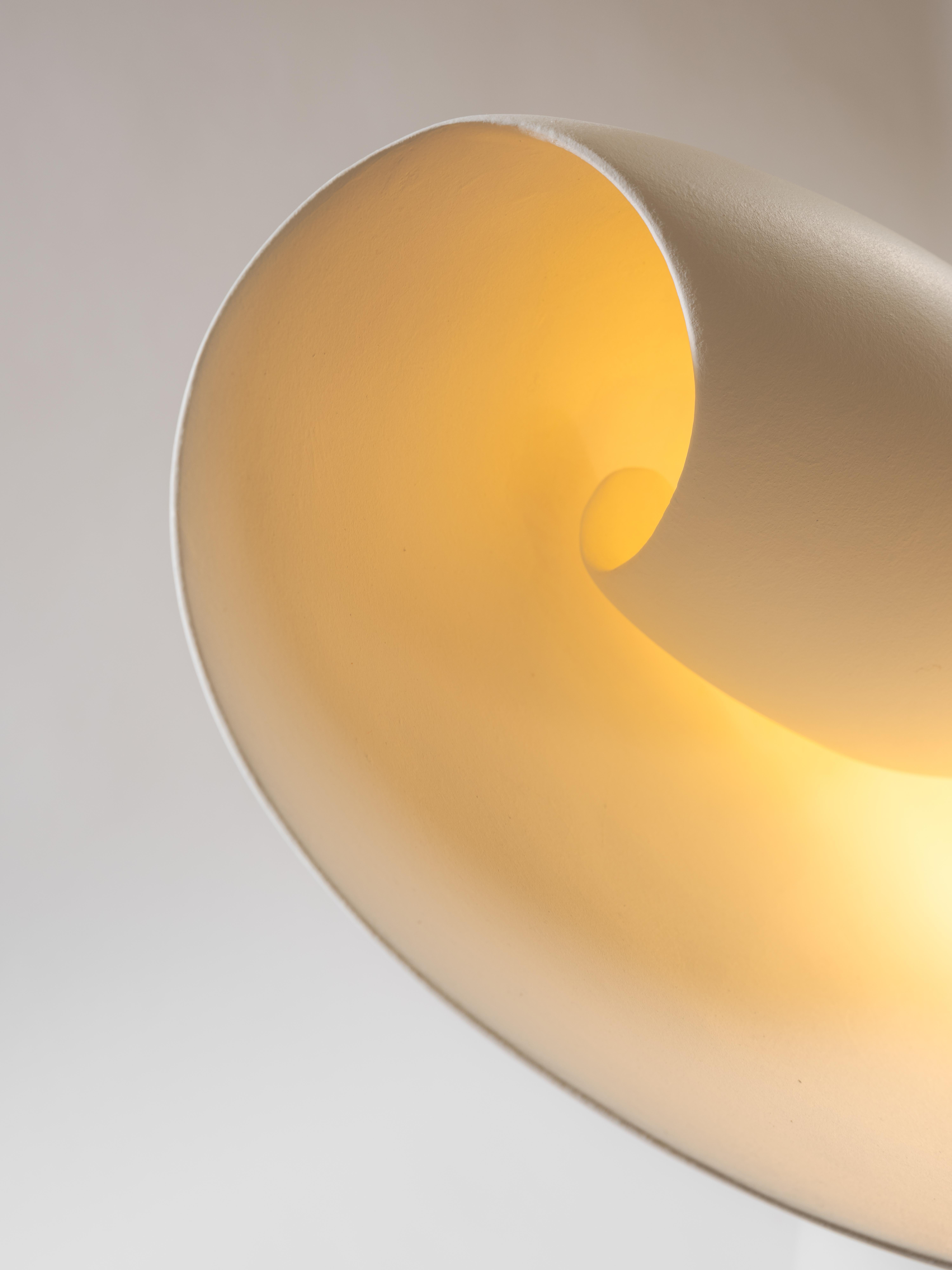 Blumenknospen Organische Off-White Minimalistische Keramik-Stehlampe von Elsa Foulon (21. Jahrhundert und zeitgenössisch) im Angebot