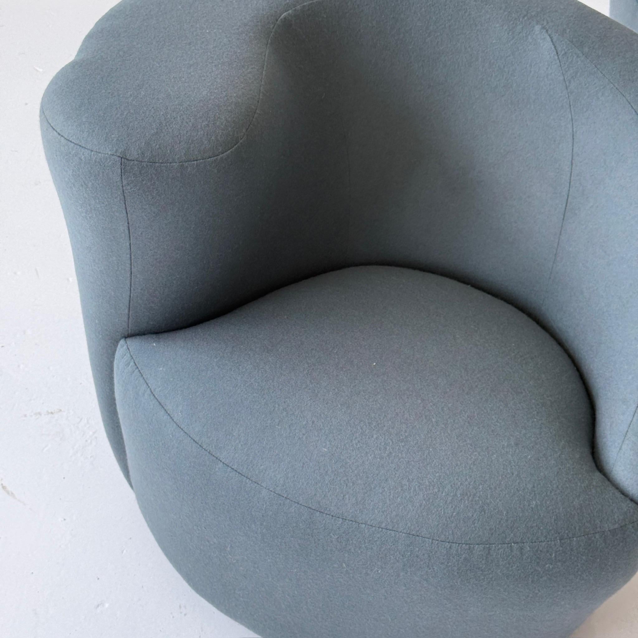 c. 1980s. El precio es por el conjunto. Ponte en contacto con nosotros si quieres comprar un artículo suelto. Retapizado en lana azul/verde/gris de Fishman's Fabrics. Etiquetado Direccional. Ejemplo original diseñado por Vladimir Kagan, no uno de