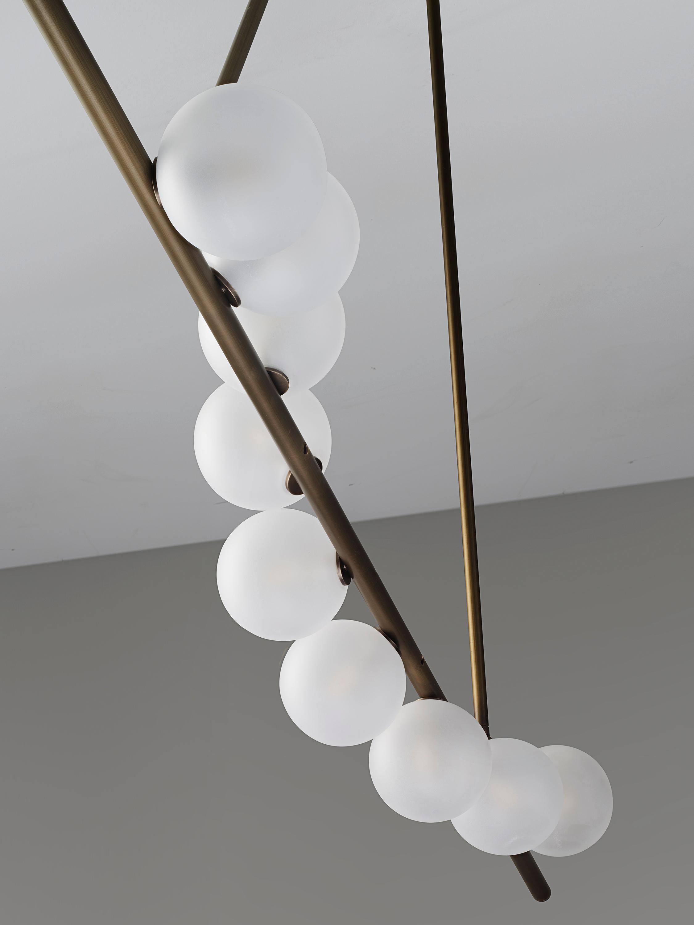 Lustre Nautilus en laiton naturel et verre opale soufflé par Blueprint Lighting en vente 1