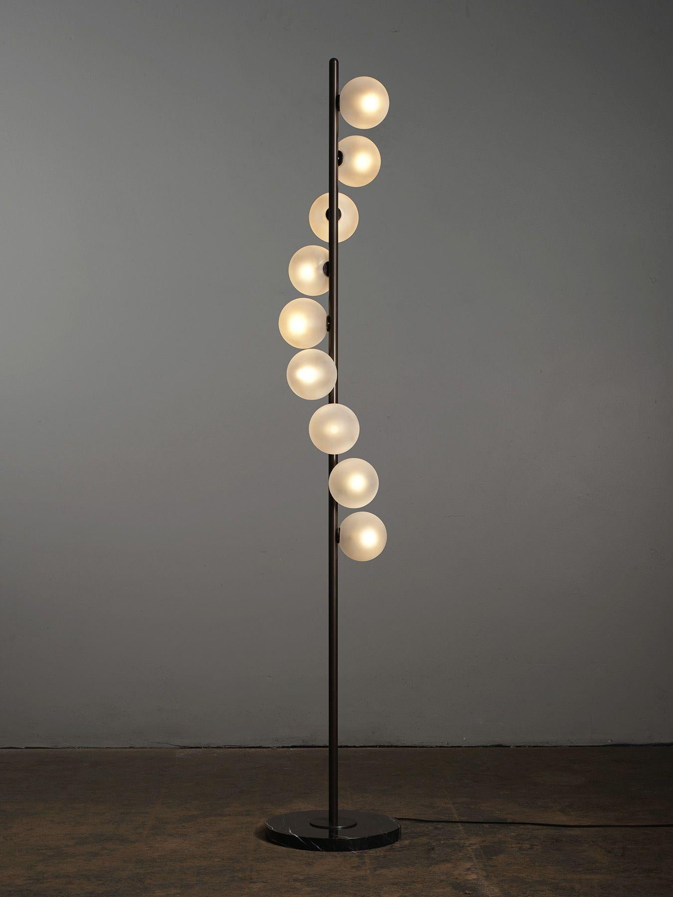 NAUTILUS Stehlampe aus Bronze und geblasenem Glas von Blueprint Lighting, 2021 (Moderne) im Angebot