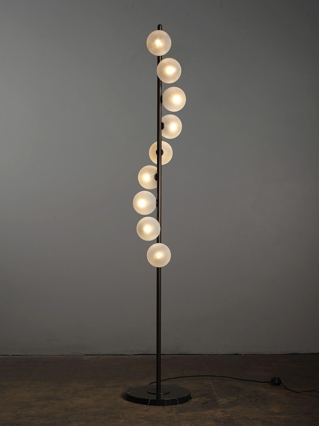 NAUTILUS Stehlampe aus Bronze und geblasenem Glas von Blueprint Lighting, 2021 (amerikanisch) im Angebot