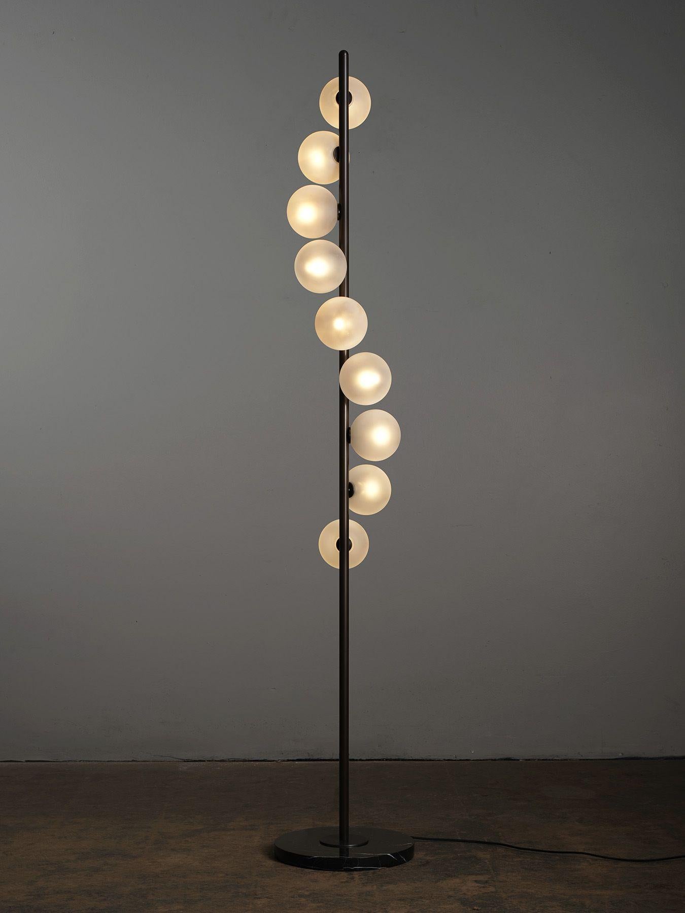 NAUTILUS Stehlampe aus Bronze und geblasenem Glas von Blueprint Lighting, 2021 (Geölt) im Angebot
