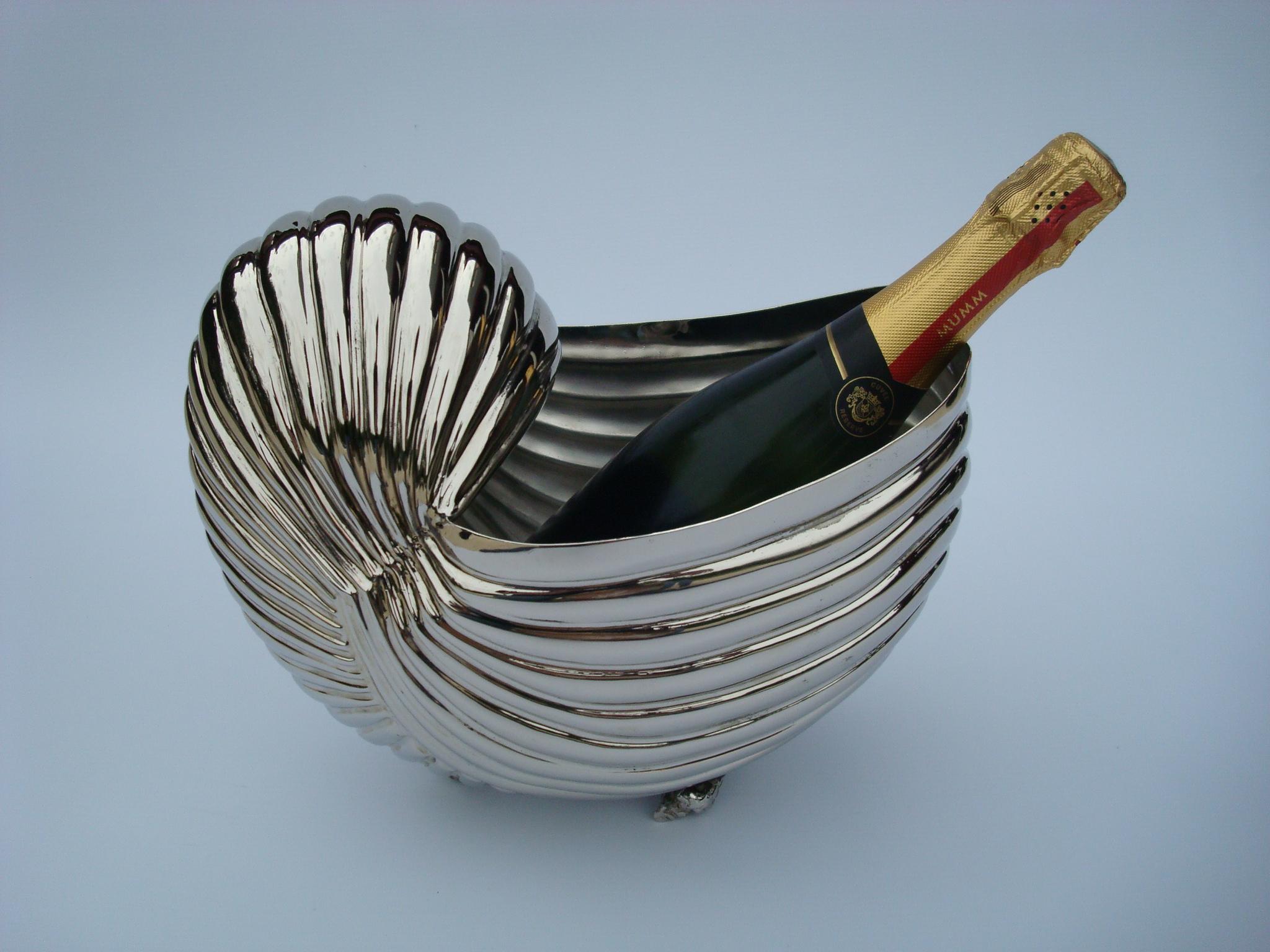 Nautilus sea shell wine / champagne cooler bottle holder
Silvered bucket champagne chiller wine. Ready to chill or party, this glamorous silver finished bucket is ideal for cooling and serving your favorite wine or bubbly.
Marked Sheffield Plate.