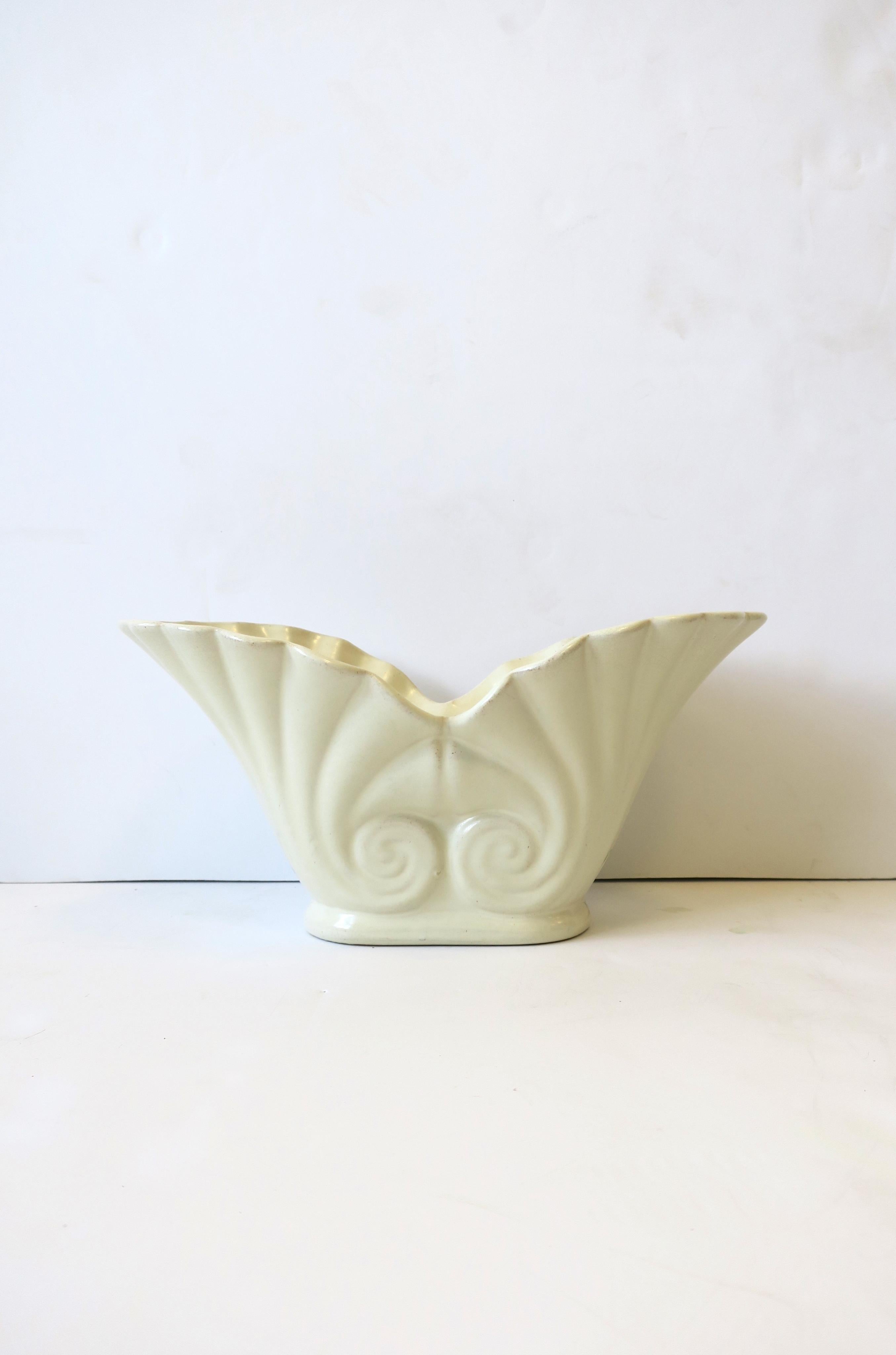 A cream off-white ceramic cachepot jardiniere plant or flowerpot holder with nautilus seashell design and scalloped edge, Art Deco period, circa early-20th century. Beautiful with or without plant/flower. No chips noted. Dimensions: 6.25