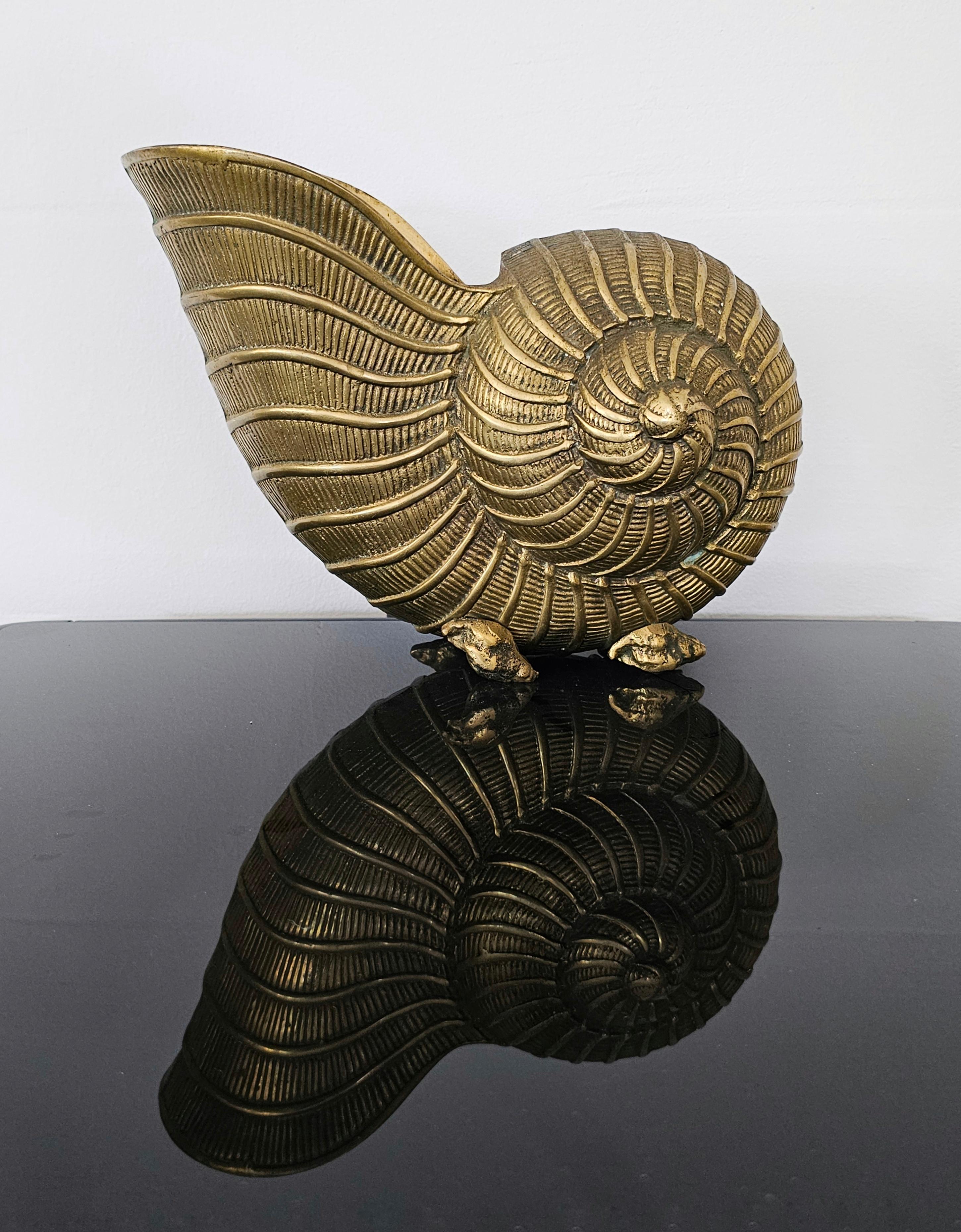 In questa inserzione troverai uno spettacolare portabottiglie di Champagne Hollywood Regency in ottone massiccio. Presenta una forma molto elegante di Nautilus, con tanti bei dettagli. Realizzato in Italia negli anni '50.

DIMENSIONI
Altezza 20cm //
