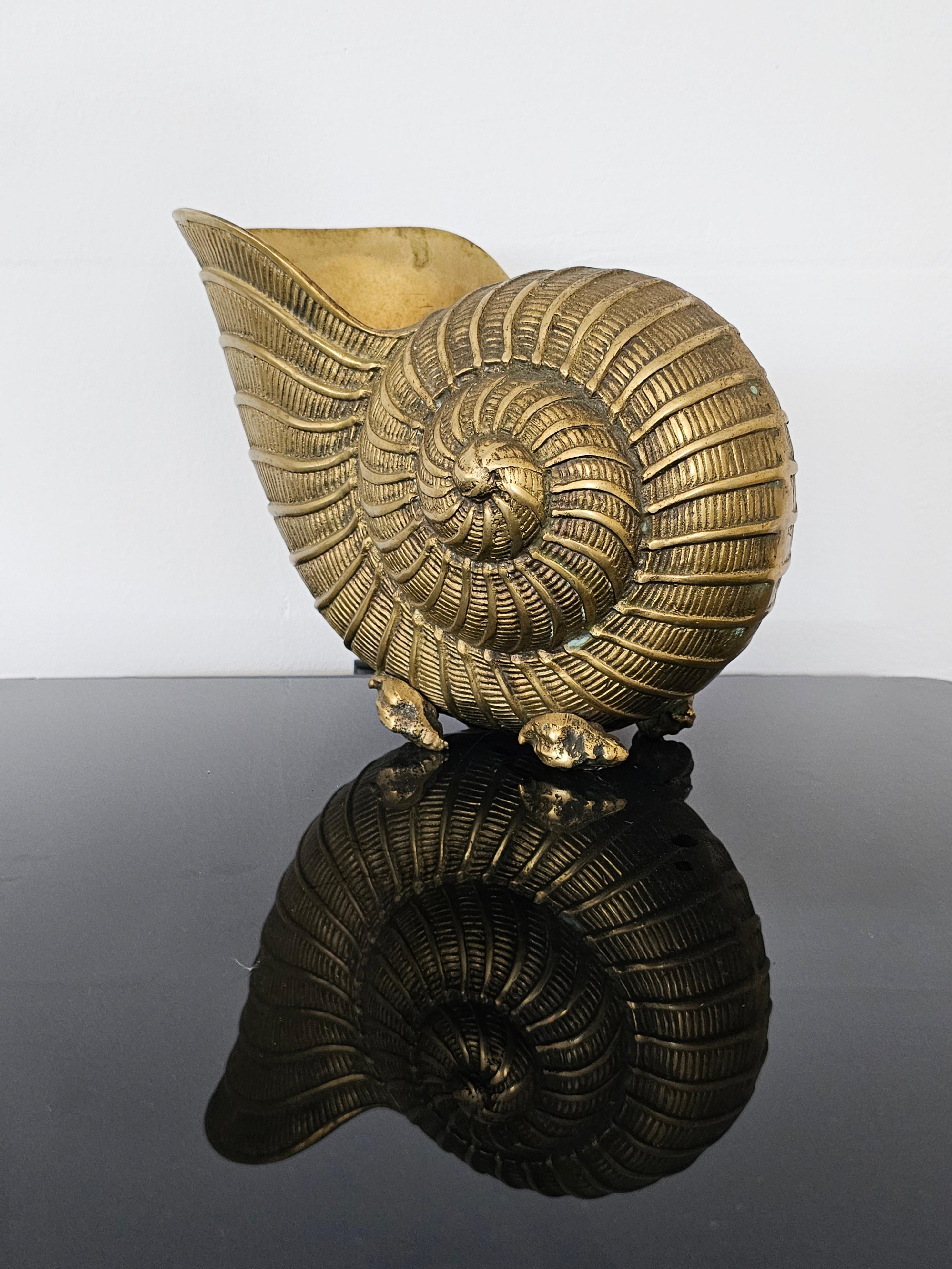 Hollywood Regency Portabottiglie per champagne a forma di Nautilus in ottone massiccio, Italia anni '50 in vendita
