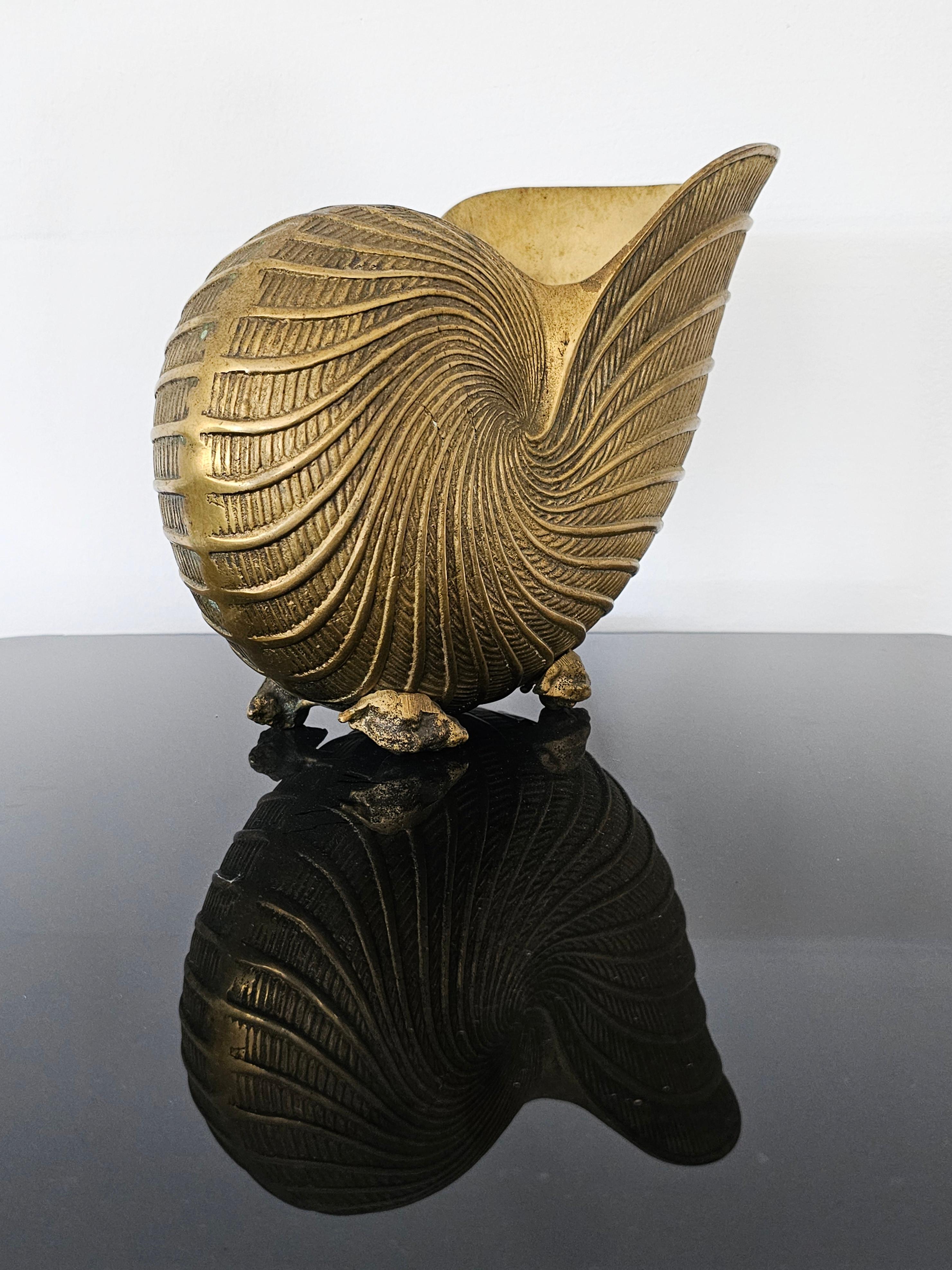 Portabottiglie per champagne a forma di Nautilus in ottone massiccio, Italia anni '50 In condizioni buone in vendita a Beograd, RS