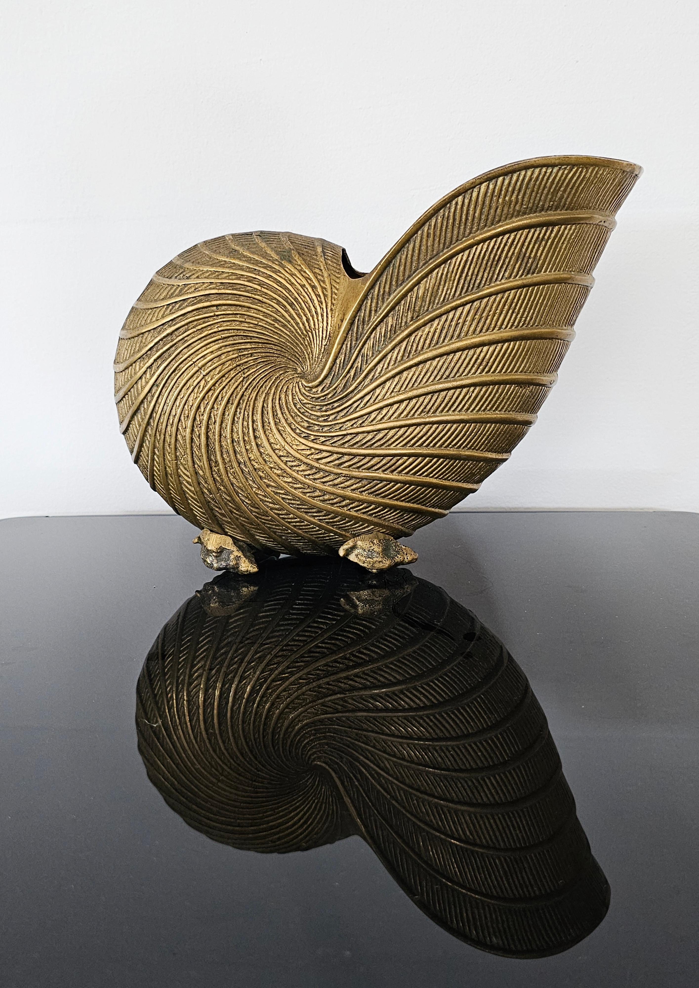Metà XX secolo Portabottiglie per champagne a forma di Nautilus in ottone massiccio, Italia anni '50 in vendita