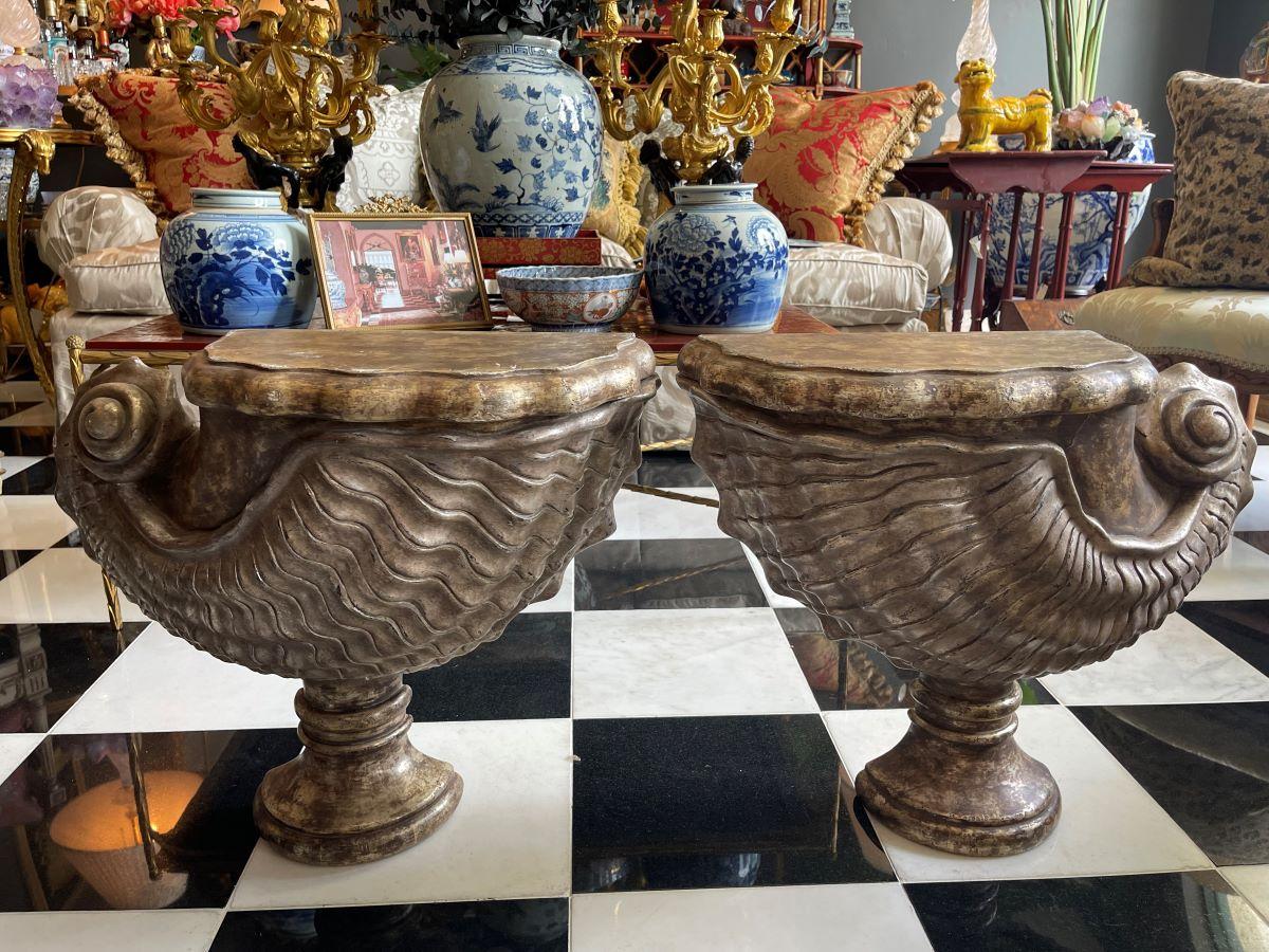 Splendida coppia di mensole da parete a forma di Nautilus in argento dorato,
Balsam Wood. 
23 