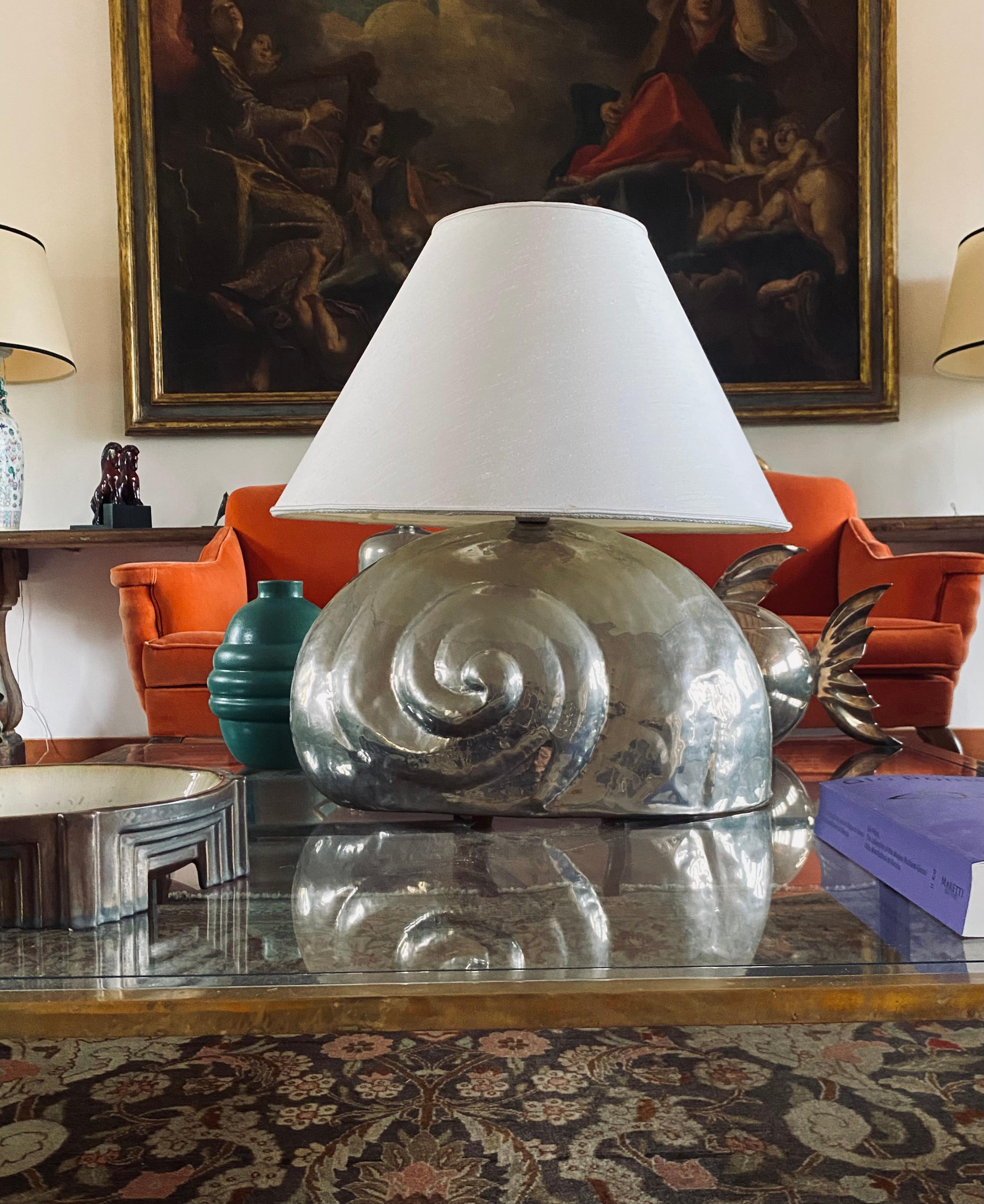 Nautilus shell silverplate metal table lamp base

France manufacture, 1960s / 1970s

Lamp Base: 35.5 H x 51.5 x 28 cm

Lampshade not included

Conditions: excellent, consistent with age and use. In working conditions.