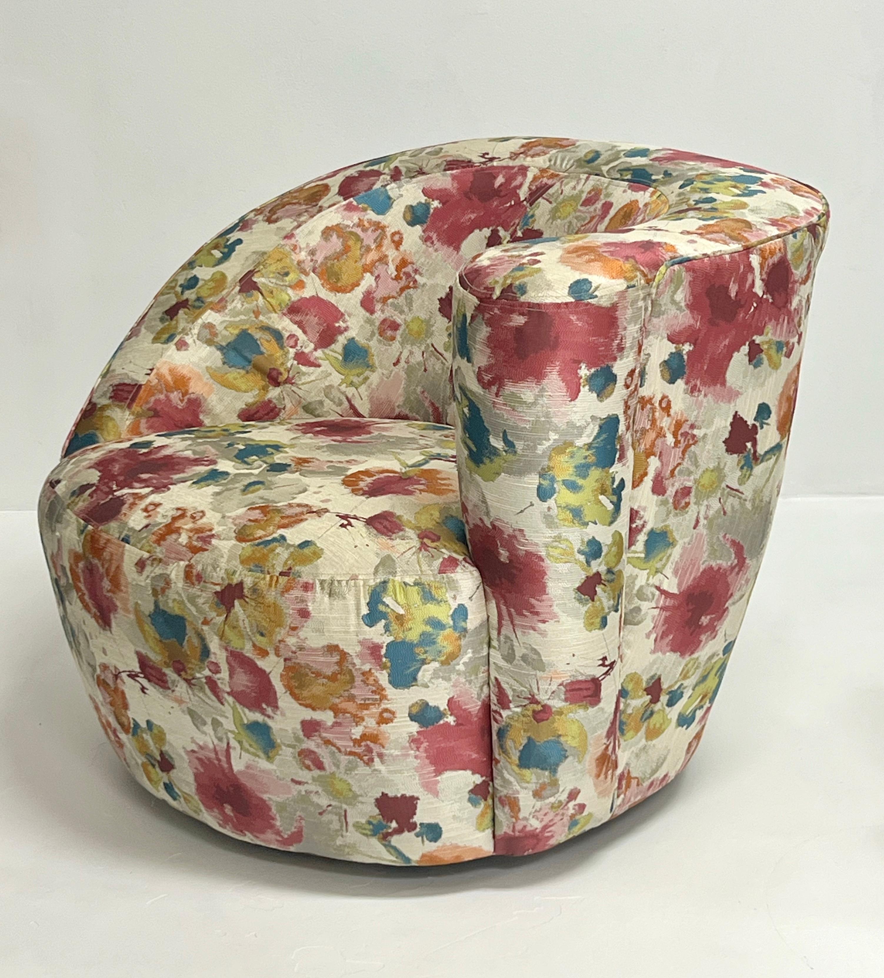 Une chaise longue pivotante Nautilus et un ottoman. Réalisé en tapisserie d'ameublement de style Jacquard avec des motifs et des couleurs frais et audacieux, il s'agit d'une combinaison tout à fait inattendue. Le pouf mesure 28