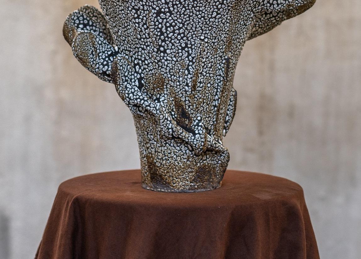 Greco Vaso Nautilus in argilla nera con smaltatura a strisce di Kallia Panopoulou in vendita