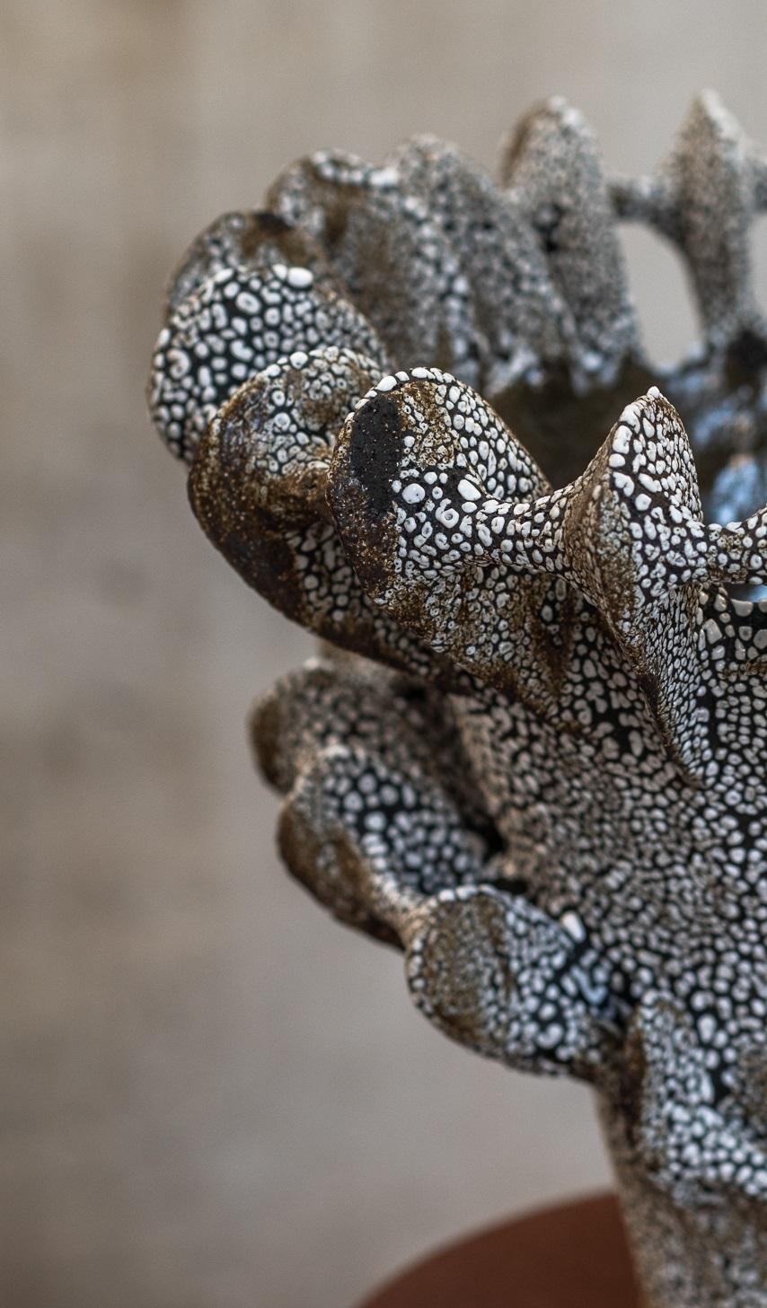 Smaltato Vaso Nautilus in argilla nera con smaltatura a strisce di Kallia Panopoulou in vendita