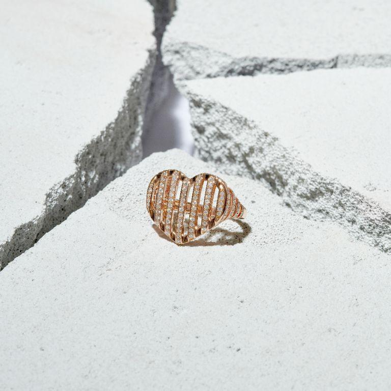 For Sale:  Nava Joaillerie Cut heart ring / 18K rose gold / 155 diamonds Made in France 2