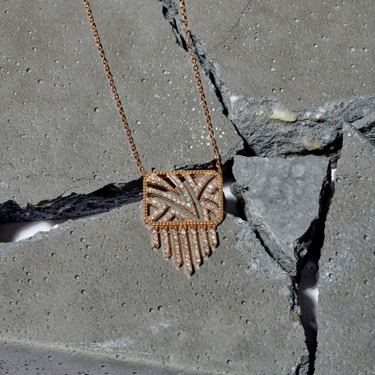 Die Haxo-Halskette Pavé mit ihren klaren, selbstbewussten Linien ist eine Liebeserklärung an Marseille und eine Hommage an die Rue Haxo 20, dem Geburtsort von Nava seit 1999.
Die Haxo-Halskette Pavé mit ihren abstrakten geometrischen Formen erinnert
