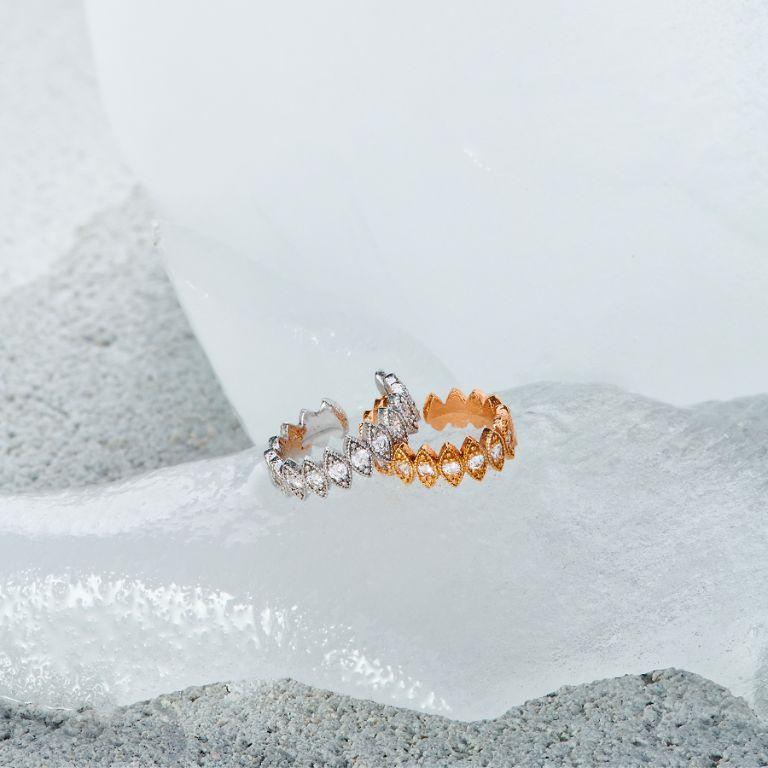 Finesse, power and preciousness combine to create the Indy Earcuff Pavé. 
Each Indy Earcuff Pavé invites a joyful symphony of accumulated wear.
The delicacy of the setting, as soft and light as a veil on the skin, allows the diamond to be admired
