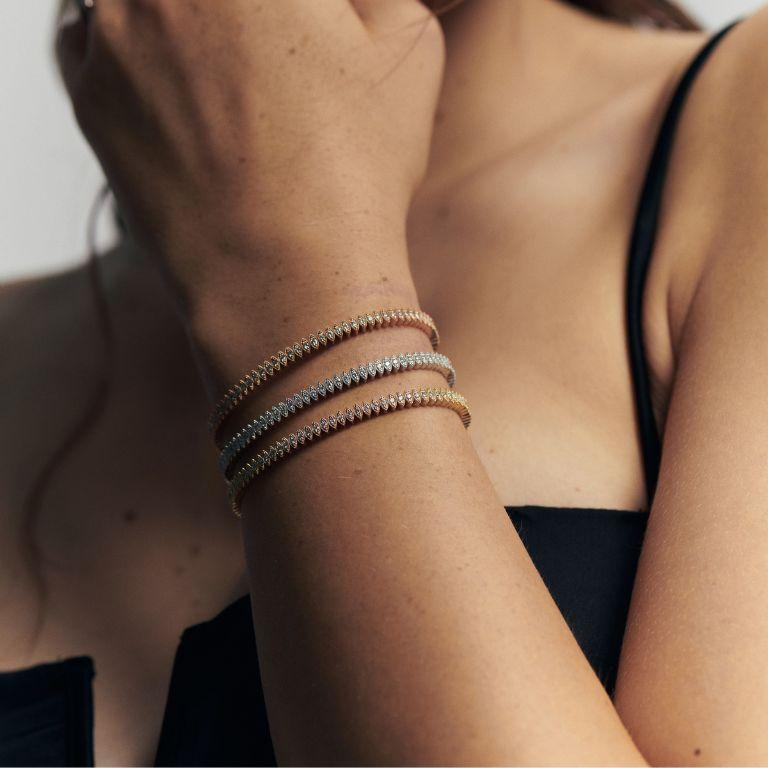 Finesse, power and preciousness combine to create the Indy Flexible Bracelet Pavé. 
Each Indy Flexible Bracelet Pavé invites a joyful symphony of accumulated wear.
The delicacy of the setting, as soft and light as a veil on the skin, allows the