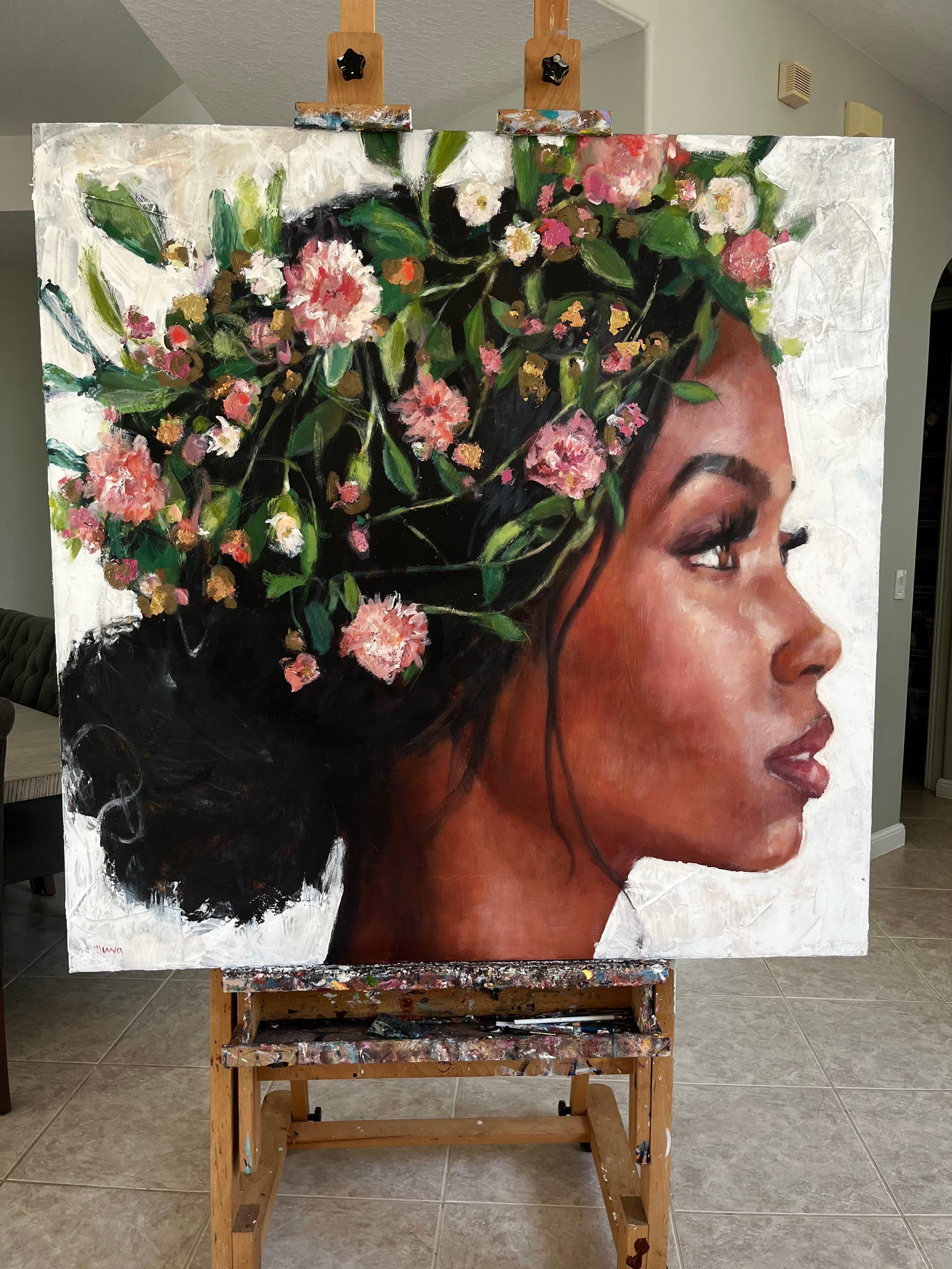 <p>Comentarios del artista<br>Este retrato celebra la fuerza femenina arraigada y la belleza natural. Una mujer equilibrada aparece de perfil, coronada por un exuberante arreglo de flores silvestres y vegetación. Sobre un fondo ligeramente