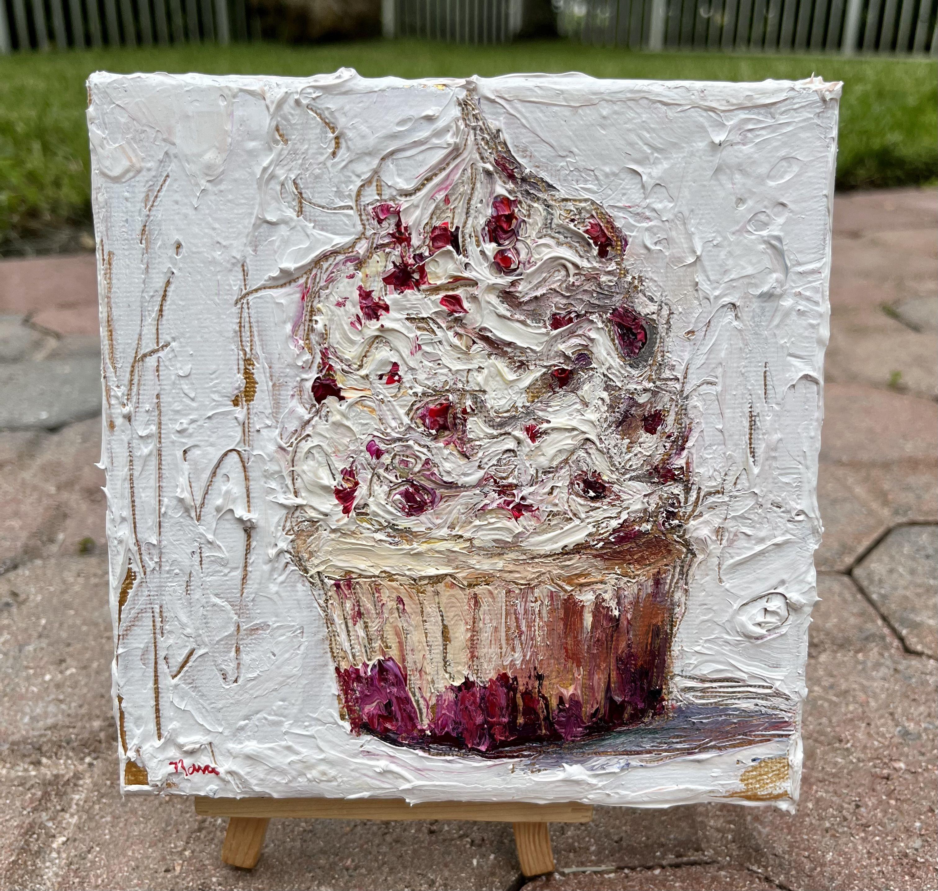 Con una spessa pittura a impasto e vibranti tonalità di rosso intenso, questo cupcake al cioccolato bianco e lamponi sembra abbastanza buono da essere mangiato.  :: Pittura :: Contemporanea :: Questo pezzo viene fornito con un certificato ufficiale