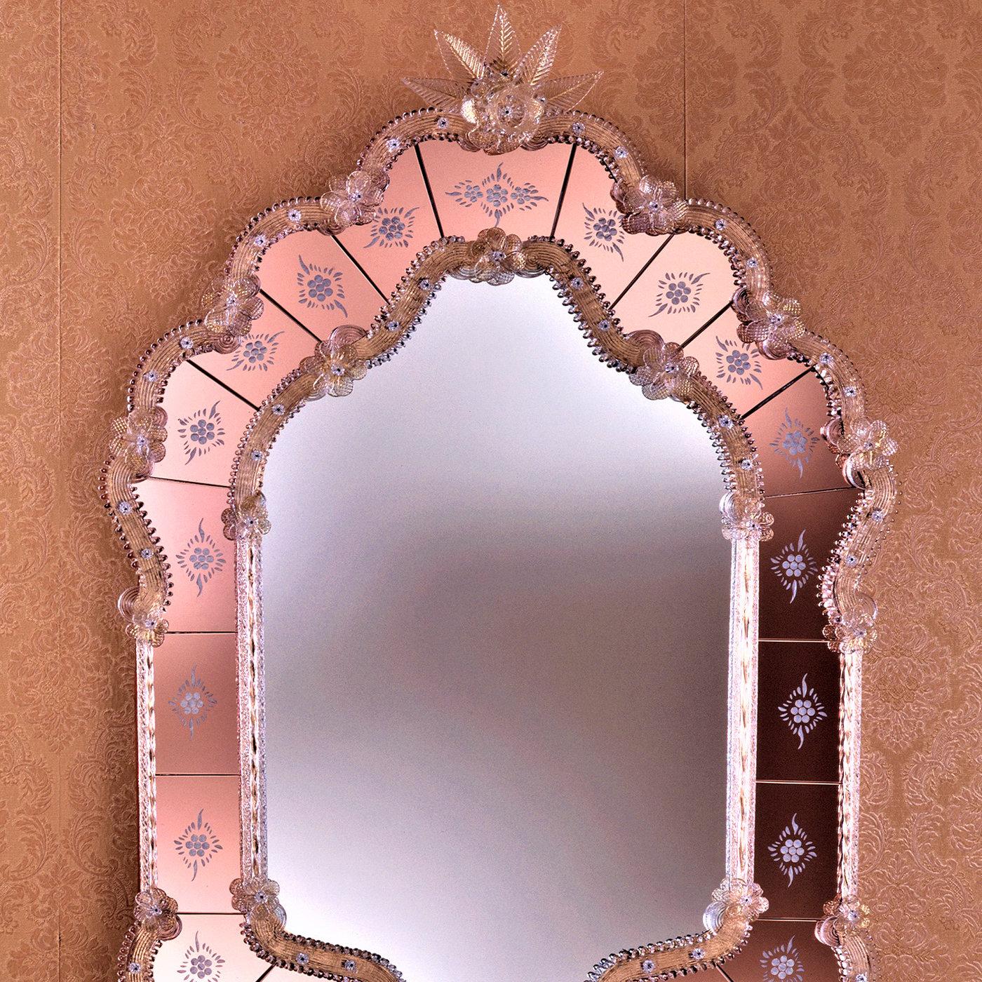 Dieser außergewöhnliche Spiegel, der von venezianischen Glasmachermeistern handgefertigt wurde, ist kühn und doch feminin. Er ist ein prächtiger Blickfang in klassischen oder eklektischen Einrichtungen. Der eingerückte Rahmen in goldenem Kristall
