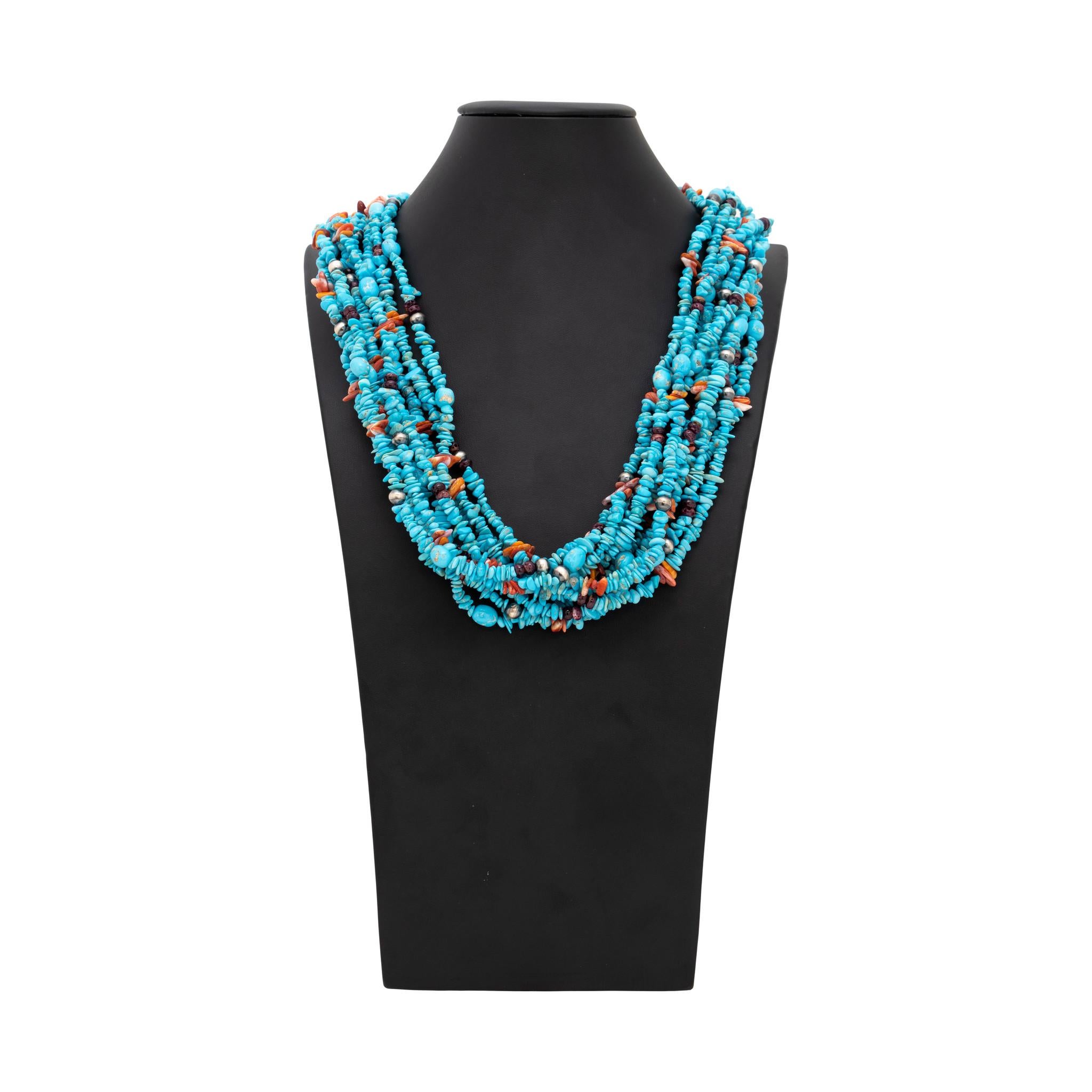 Grande collana di perline in turchese Kingman di grado A, intervallata da varie perle di ostrica spinosa arancione e viola e da perline in argento sterling. Chiusura a palmetta in argento stampata a mano. Da esporre o da indossare: le collane di