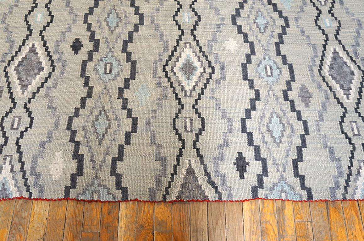 Indian Contemporary Handwoven Navajo Style Flat Weave Carpet (6' x 9' - 183 x 274 cm) For Sale