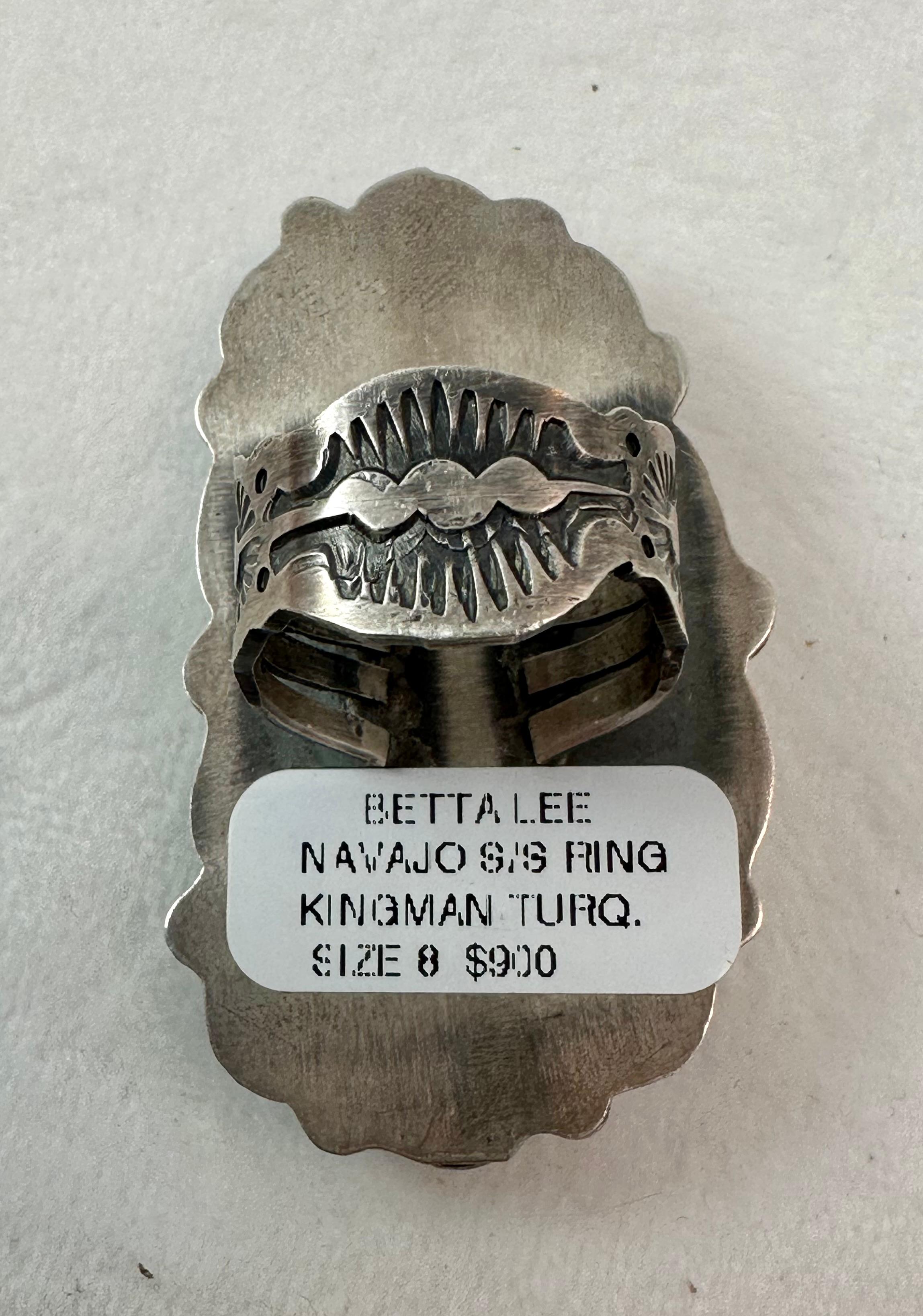 Sterling Silber .925 Navajo Kingman Türkis Ring von Betta Lee Größe 8
Top des Rings misst etwa 1 